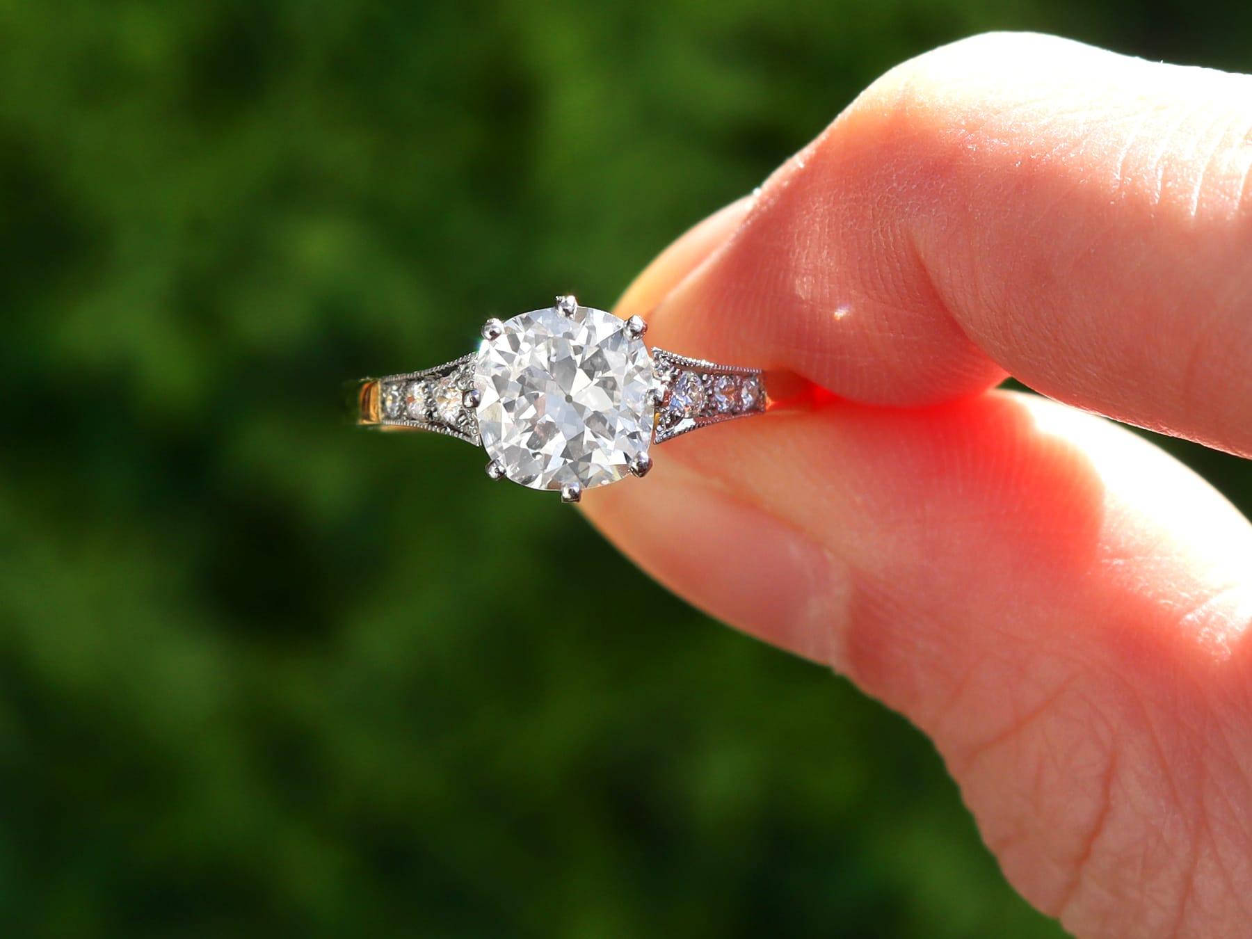Impresionante anillo solitario antiguo de diamantes de 1,54 quilates y oro amarillo de 18 quilates, engastado en platino; forma parte de nuestras diversas colecciones de joyas y joyas patrimoniales.

Este impresionante anillo de compromiso solitario
