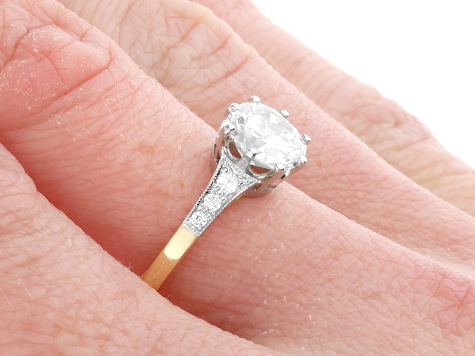 Anillo de compromiso antiguo y contemporáneo de oro amarillo con diamantes de 1,54 quilates en venta 6