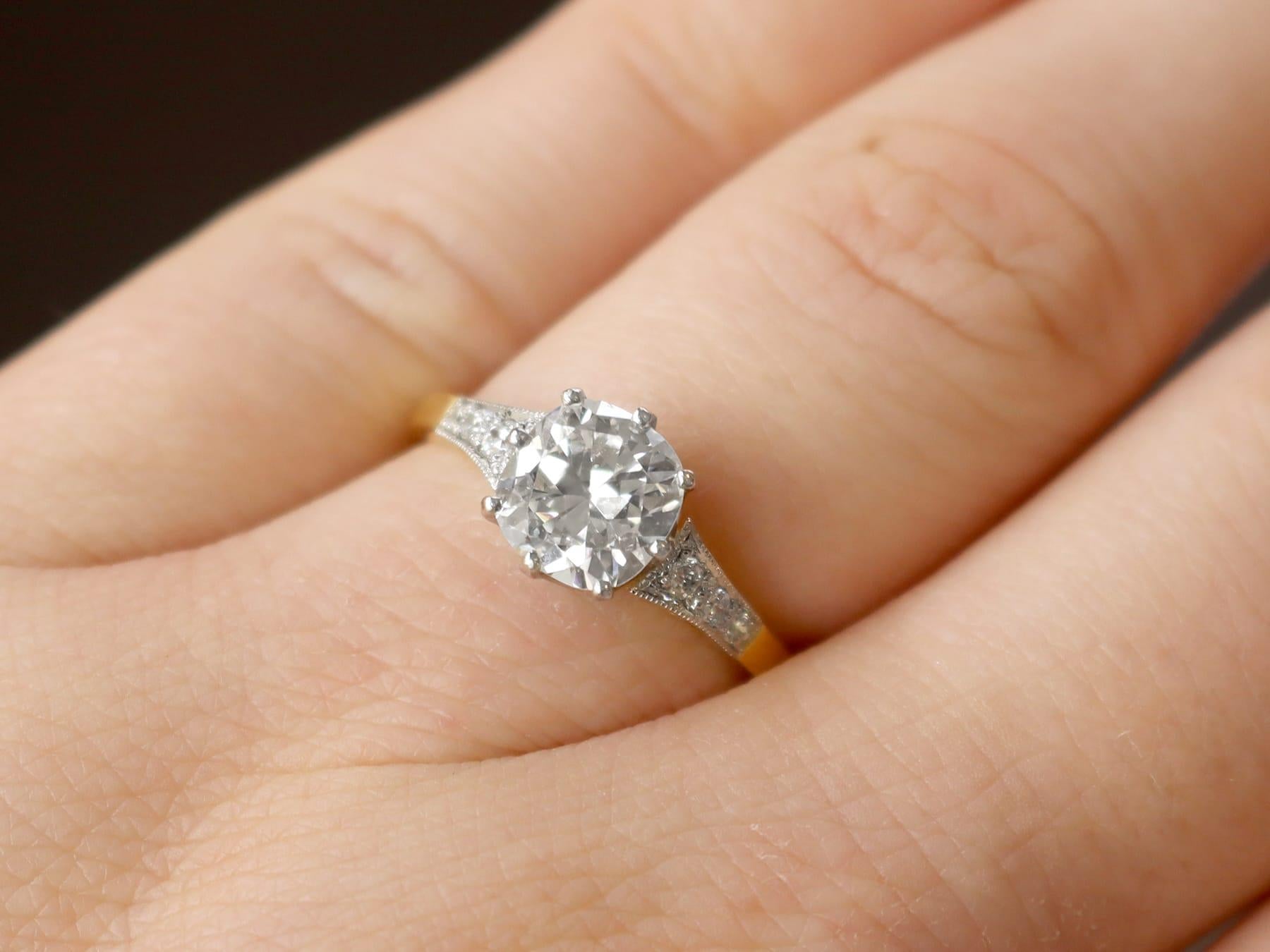 Anillo de compromiso antiguo y contemporáneo de oro amarillo con diamantes de 1,54 quilates Corte cojín en venta