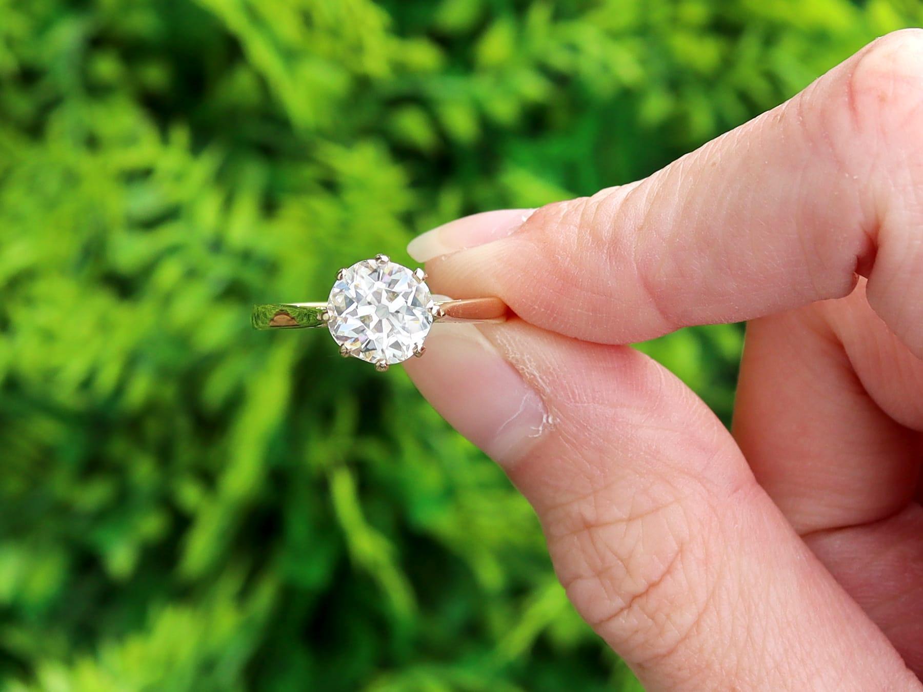 Un impresionante, fino e impresionante anillo solitario de diamante antiguo de 1,70 quilates y oro amarillo contemporáneo de 18 quilates; forma parte de nuestra variada colección de anillos de compromiso de diamantes.

Este asombroso, fino e