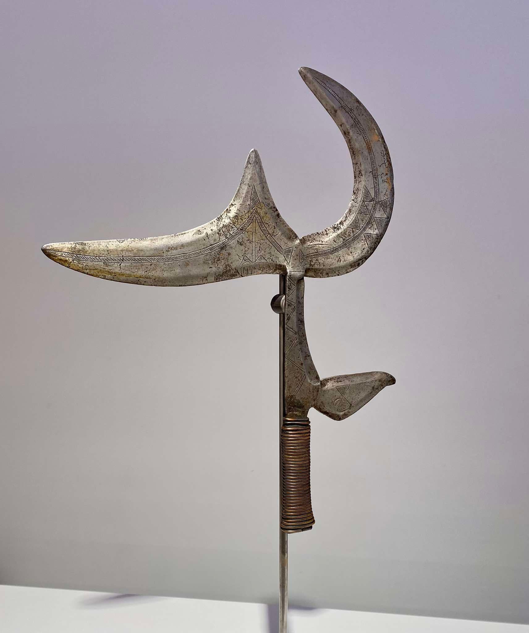 Ancien et exceptionnel couteau de lancer Kipinga Ngbaka Ngombe Tribu Congo Afrique Centrale
Tribu : Ngbaka / Ngombe / Bwaka
Région : DR CONGO / République centrafricaine
Longueur = 43 cm
Période : 1880-1900
Parfait état