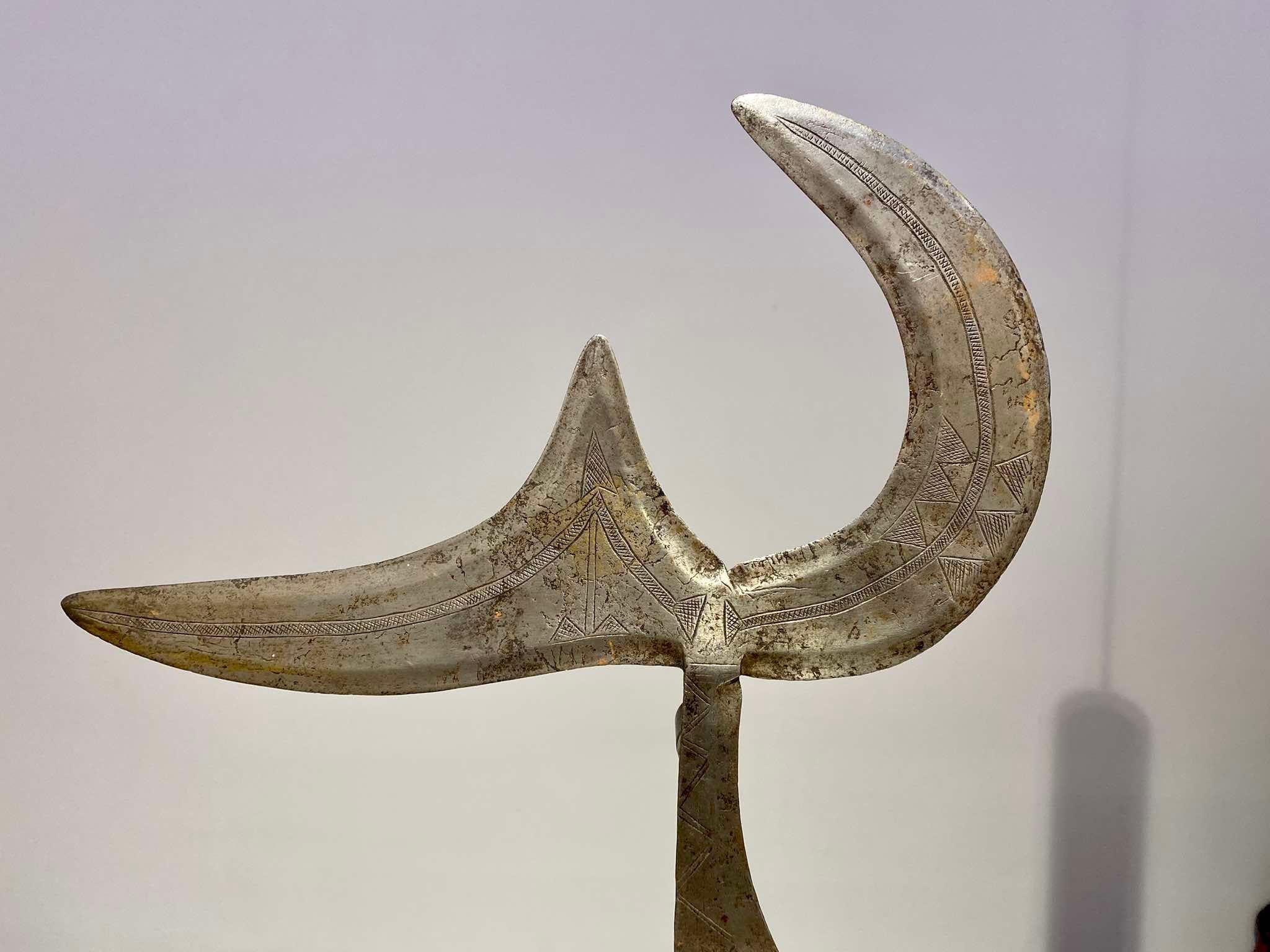 Couteau tournant Kipinga ancien et exceptionnel Ngbaka Bwaka Ngombe tribu du Congo Bon état - En vente à Leuven, BE