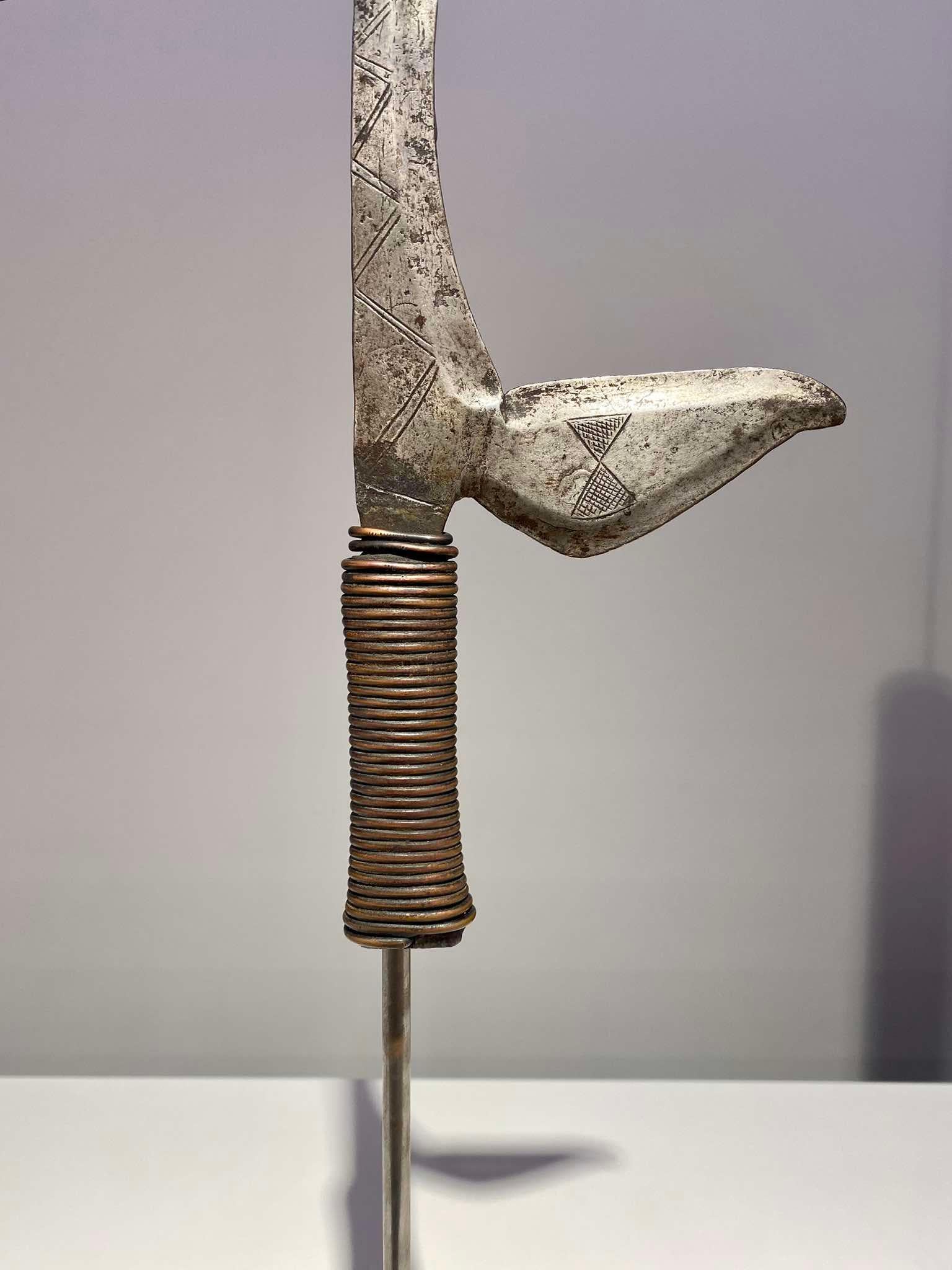 Fer Couteau tournant Kipinga ancien et exceptionnel Ngbaka Bwaka Ngombe tribu du Congo en vente