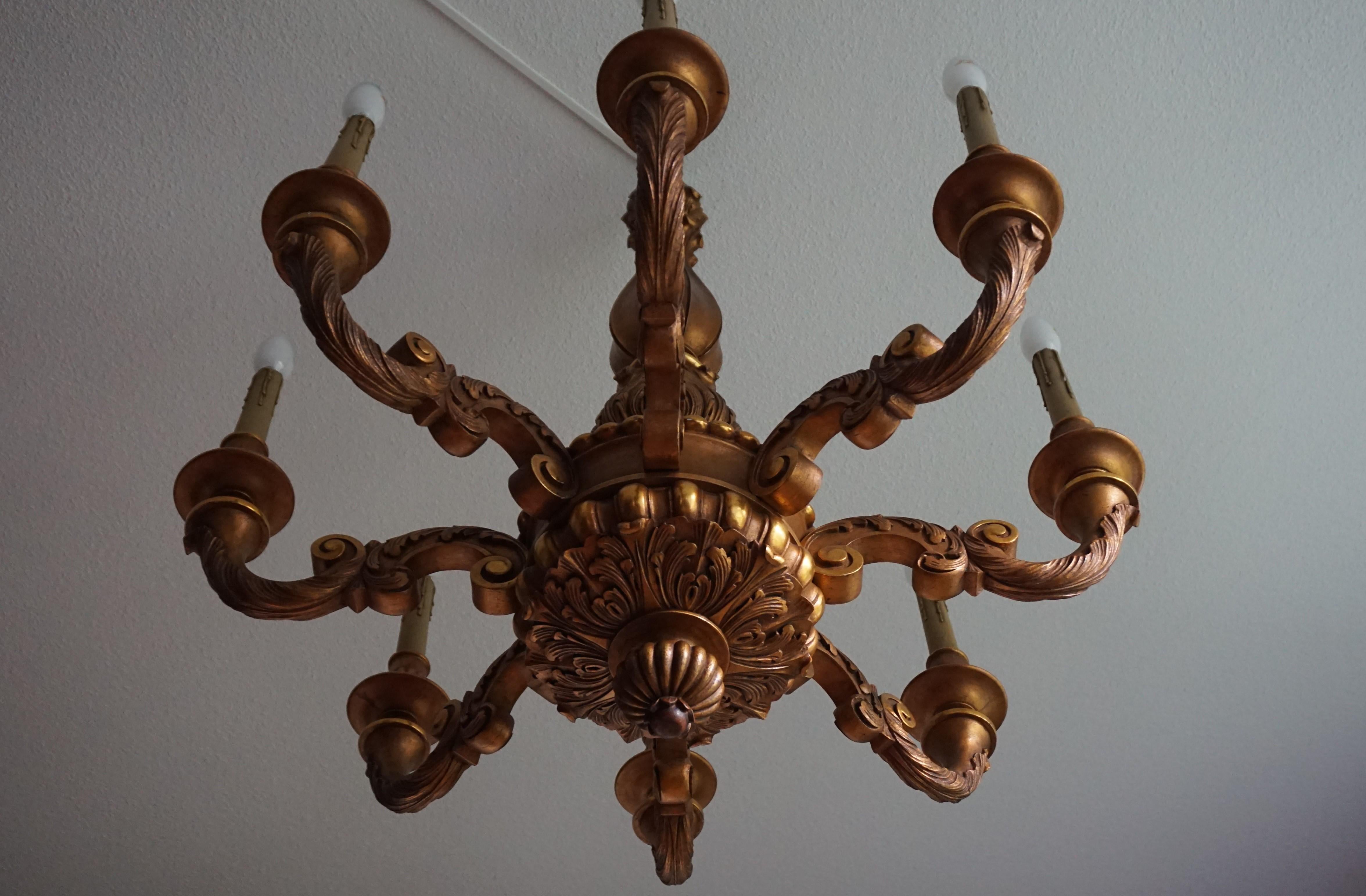 Lustre suspendu ancien à huit lumières en bois sculpté et doré à la main, de bonne taille 5