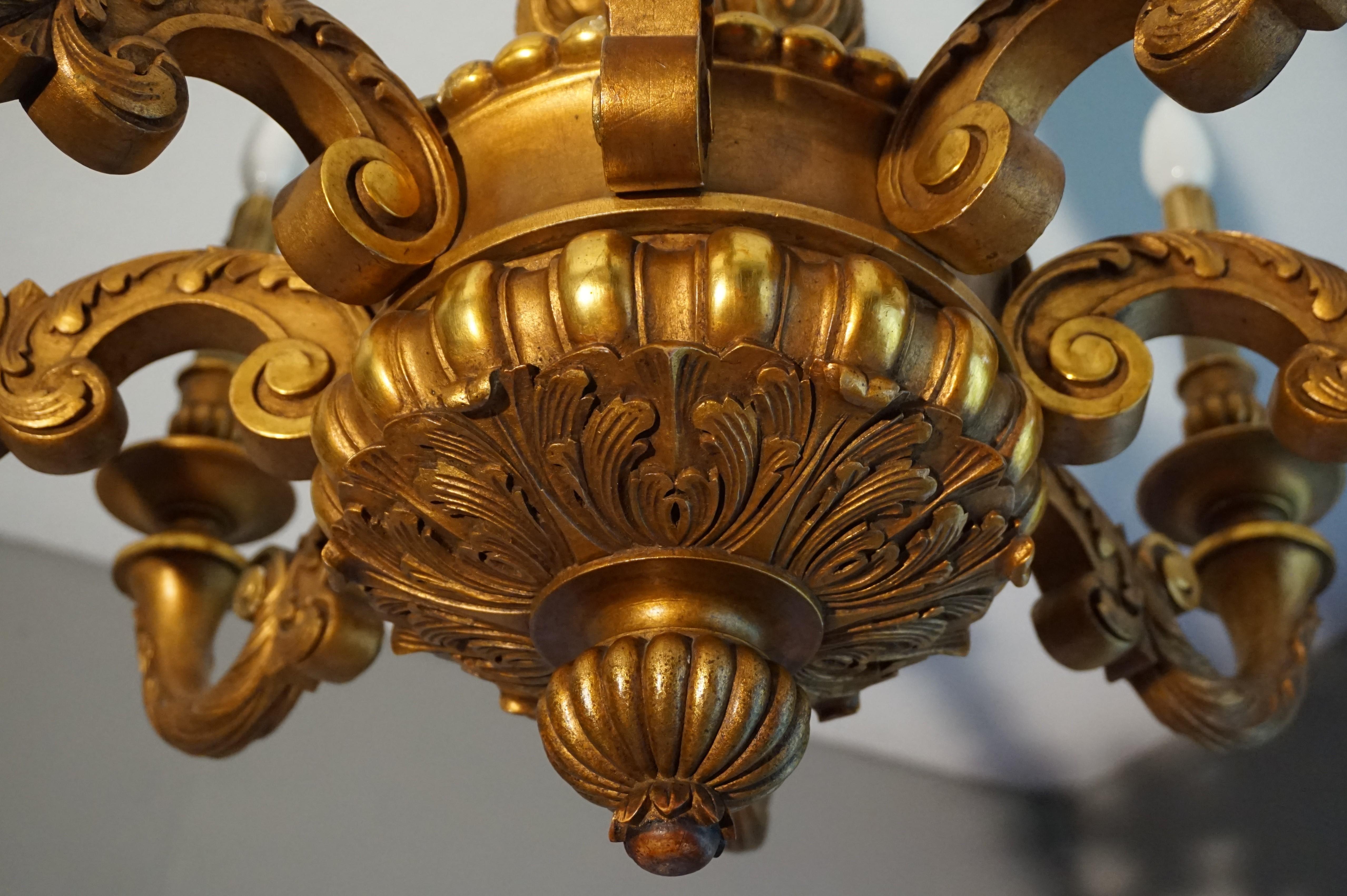 Lustre suspendu ancien à huit lumières en bois sculpté et doré à la main, de bonne taille 6