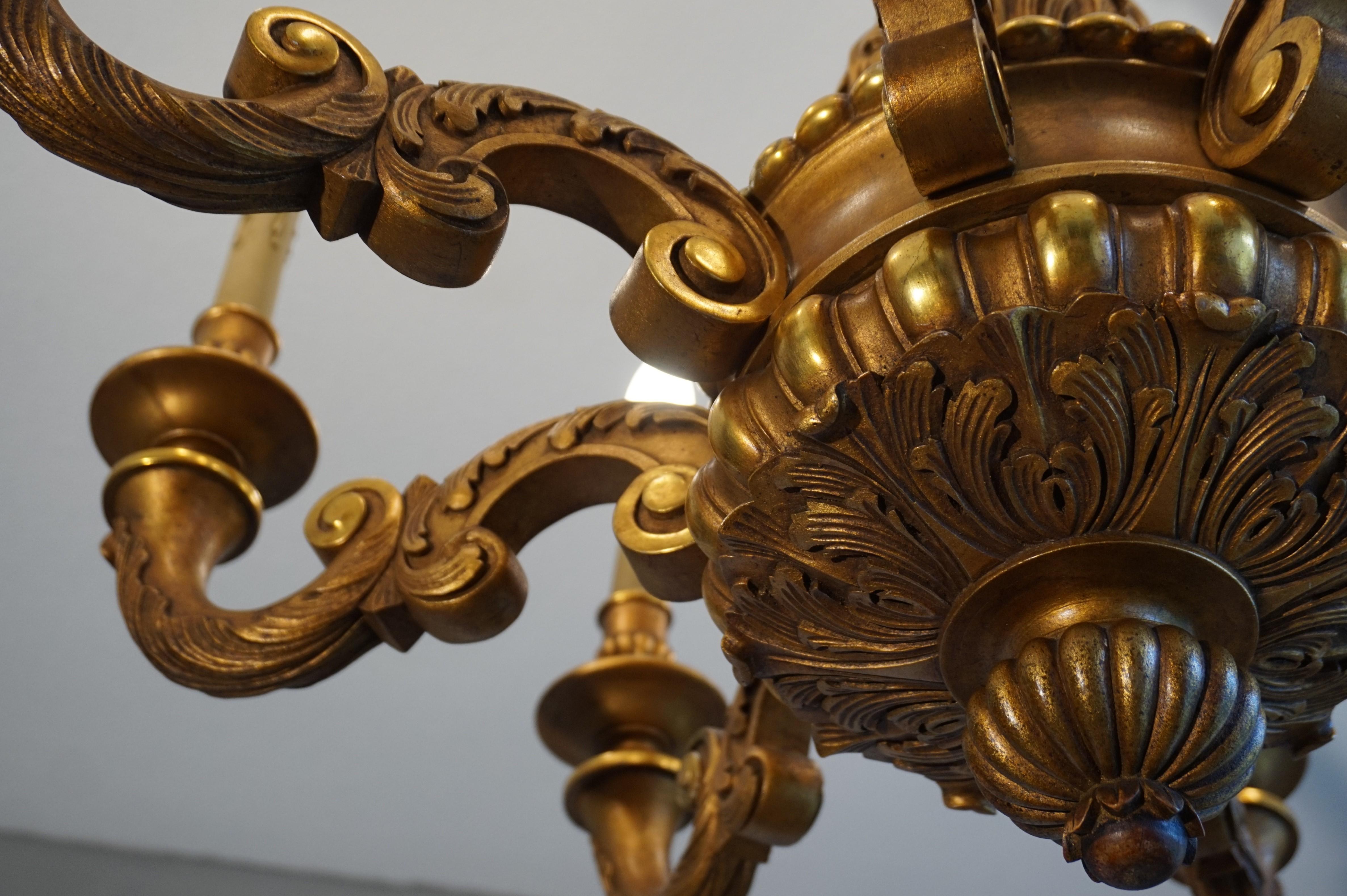 Lustre suspendu ancien à huit lumières en bois sculpté et doré à la main, de bonne taille 8