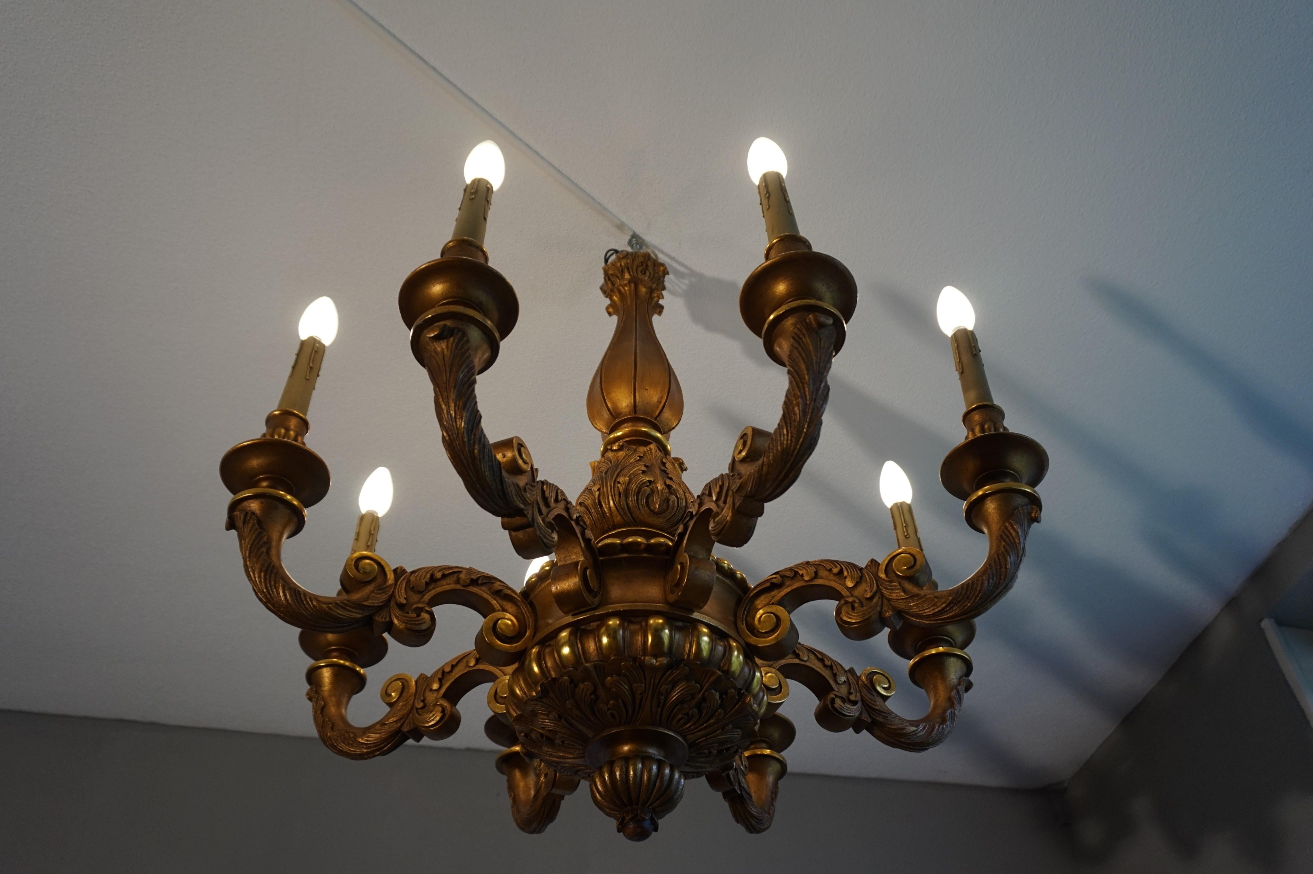 Lustre suspendu ancien à huit lumières en bois sculpté et doré à la main, de bonne taille 9