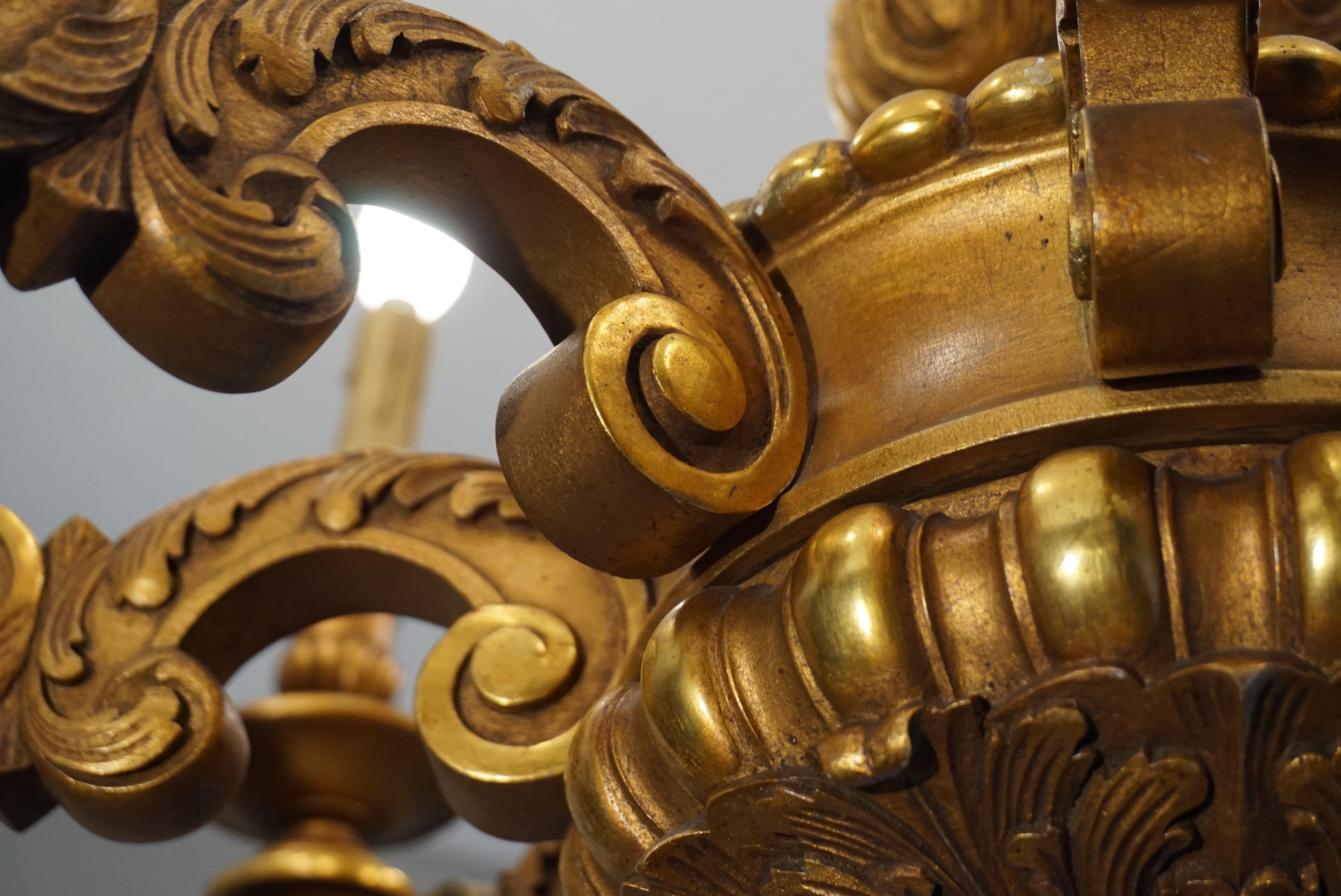 Doré Lustre suspendu ancien à huit lumières en bois sculpté et doré à la main, de bonne taille