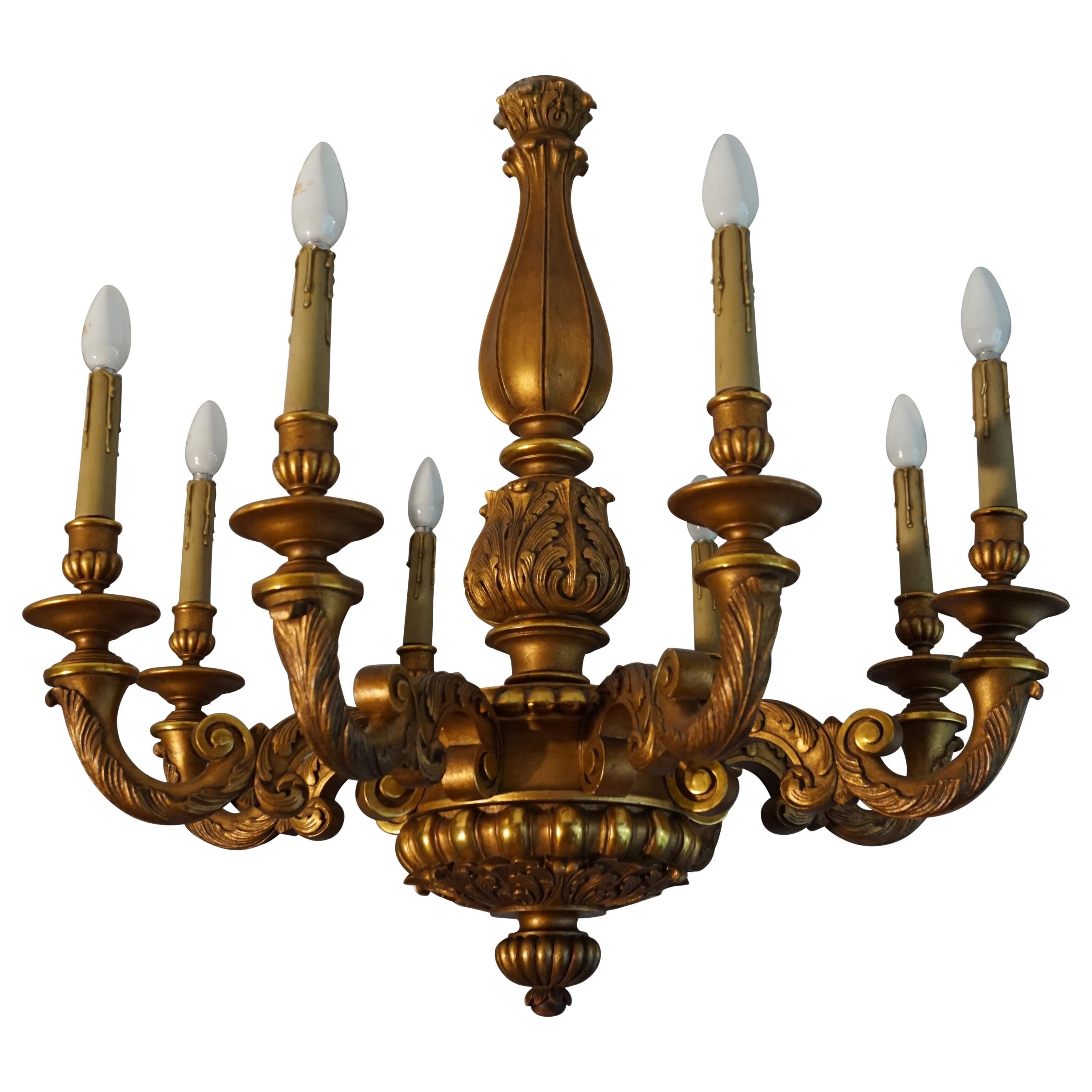 Lustre suspendu ancien à huit lumières en bois sculpté et doré à la main, de bonne taille