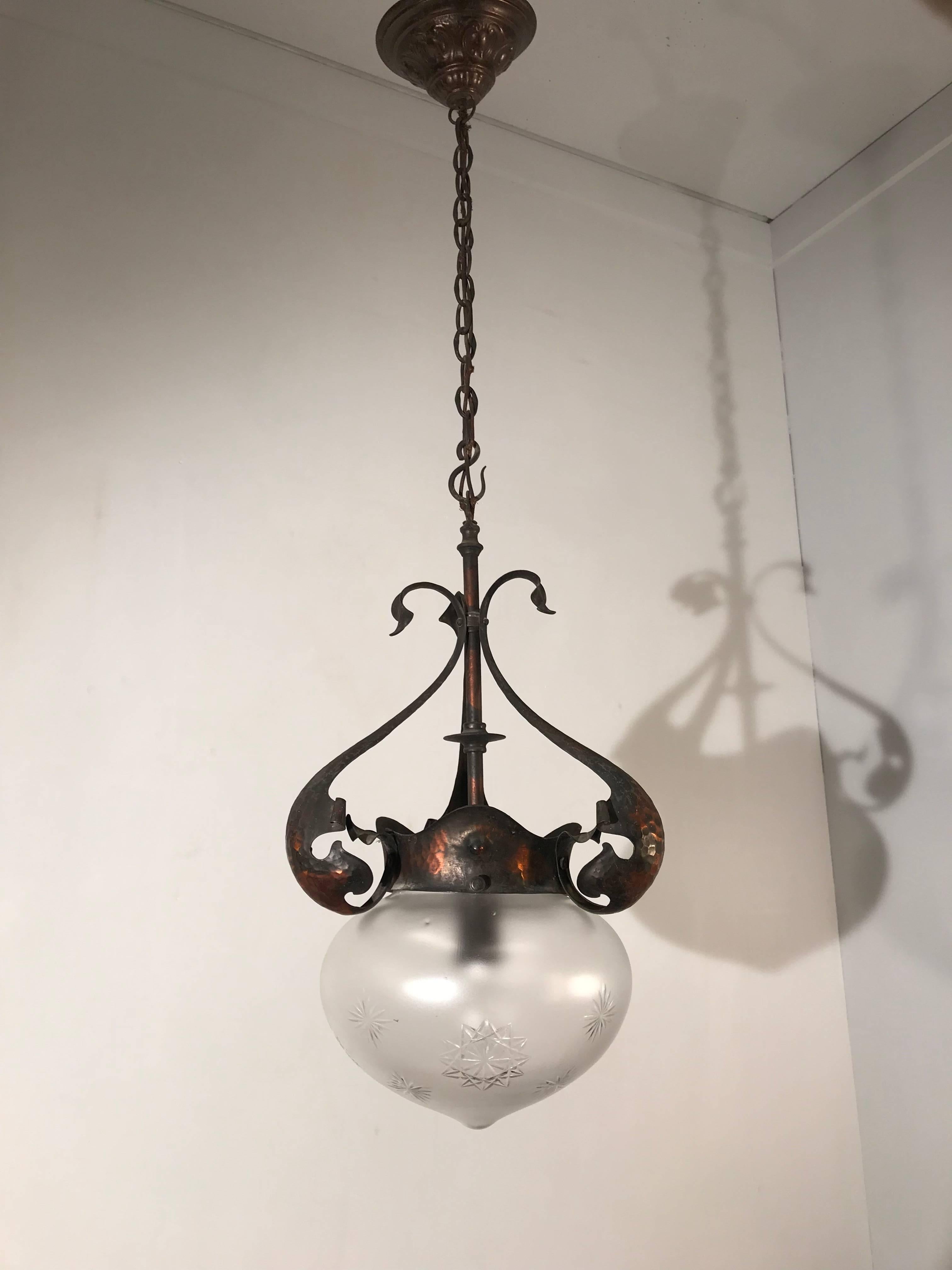 Benson style, handmade Arts & Crafts light fixture.

This early Arts & Crafts pendant has an aesthetically pleasing shape and a marvellous patina. This fine work of lighting art is perfectly hand-crafted and in very good condition. The hand-hammered