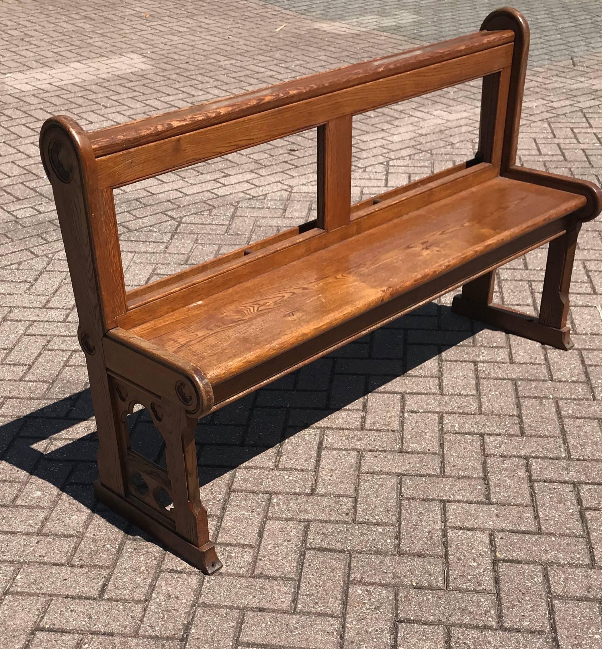 Antique and Handcrafted Gothic Revival Solid Tiger Oak Practical Hallway Bench In Excellent Condition For Sale In Lisse, NL