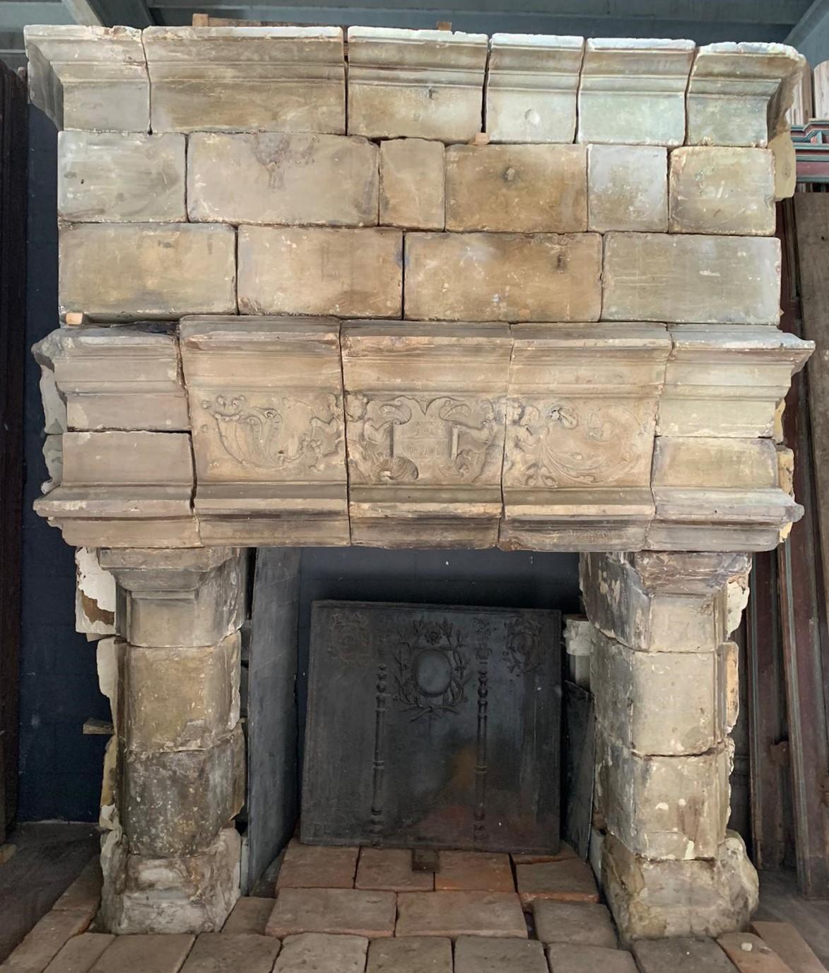 Important large mantle fireplace, original in hand-carved Burgundy stone, built in the middle of the 16th century and of French origin, it comes from a ruined castle from which they saved what could be salvaged.
Really large and full of history, it