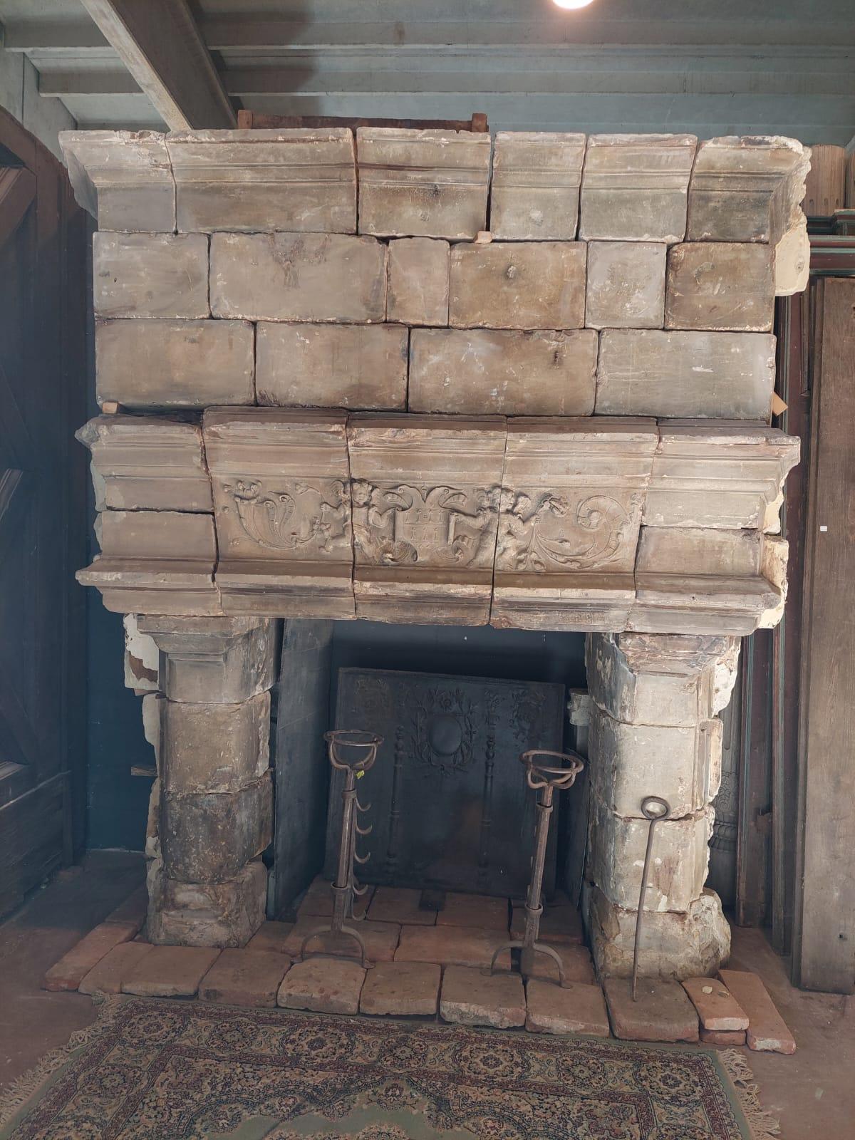 Pierre Grande et importante cheminée ancienne en pierre de Bourgogne, 16ème siècle, France en vente