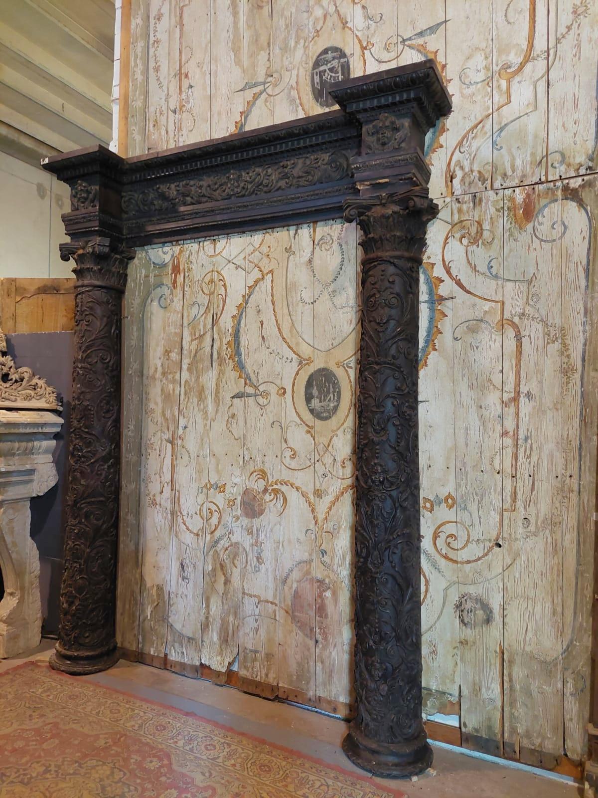 Très ancien et très important portail en bois de noyer, richement sculpté à la main avec des bambocci et des colonnes typiques de l'époque, construit entièrement à la main par des artistes italiens au XVIe siècle, en provenance d'Italie centrale, de