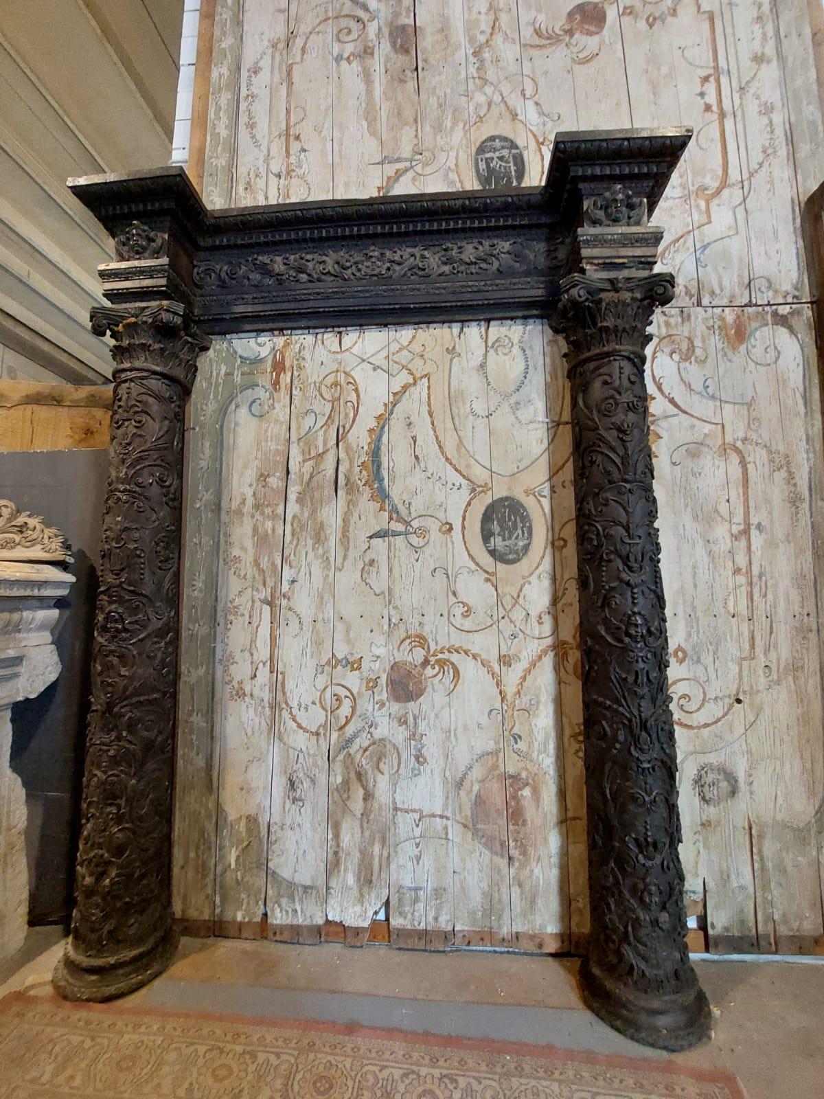 Italian Antique and important portal richly carved in walnut, 16th Century Italy (Rome) For Sale