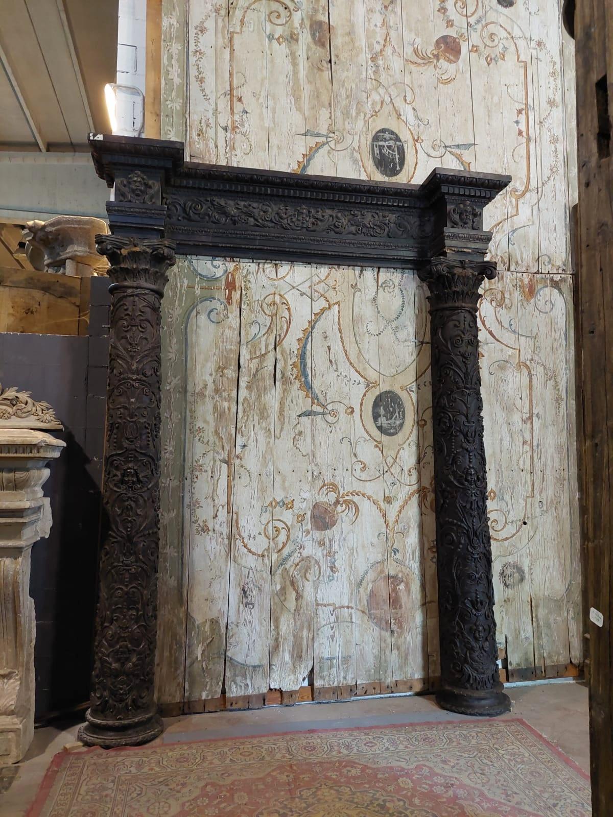 Sculpté à la main Portal ancien et important richement sculpté en noyer, Italie du 16ème siècle (Rome) en vente