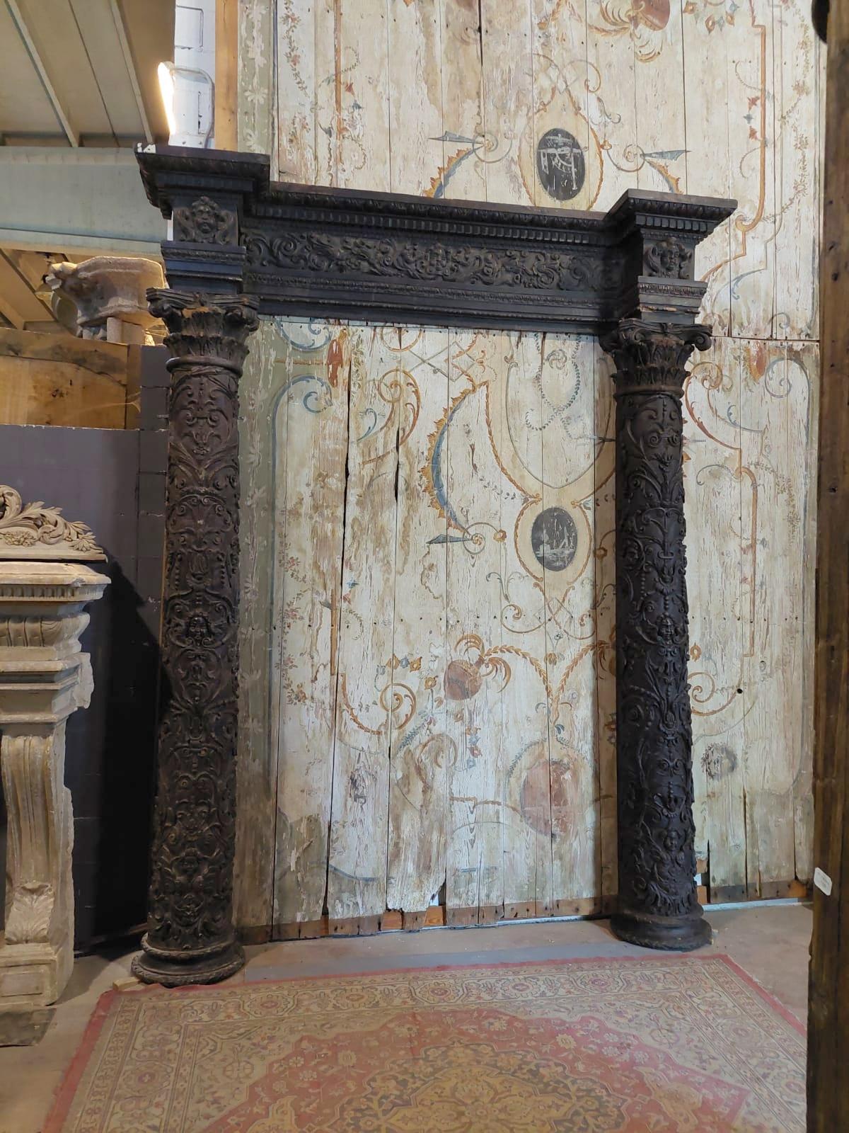Portal ancien et important richement sculpté en noyer, Italie du 16ème siècle (Rome) Bon état - En vente à Cuneo, Italy (CN)