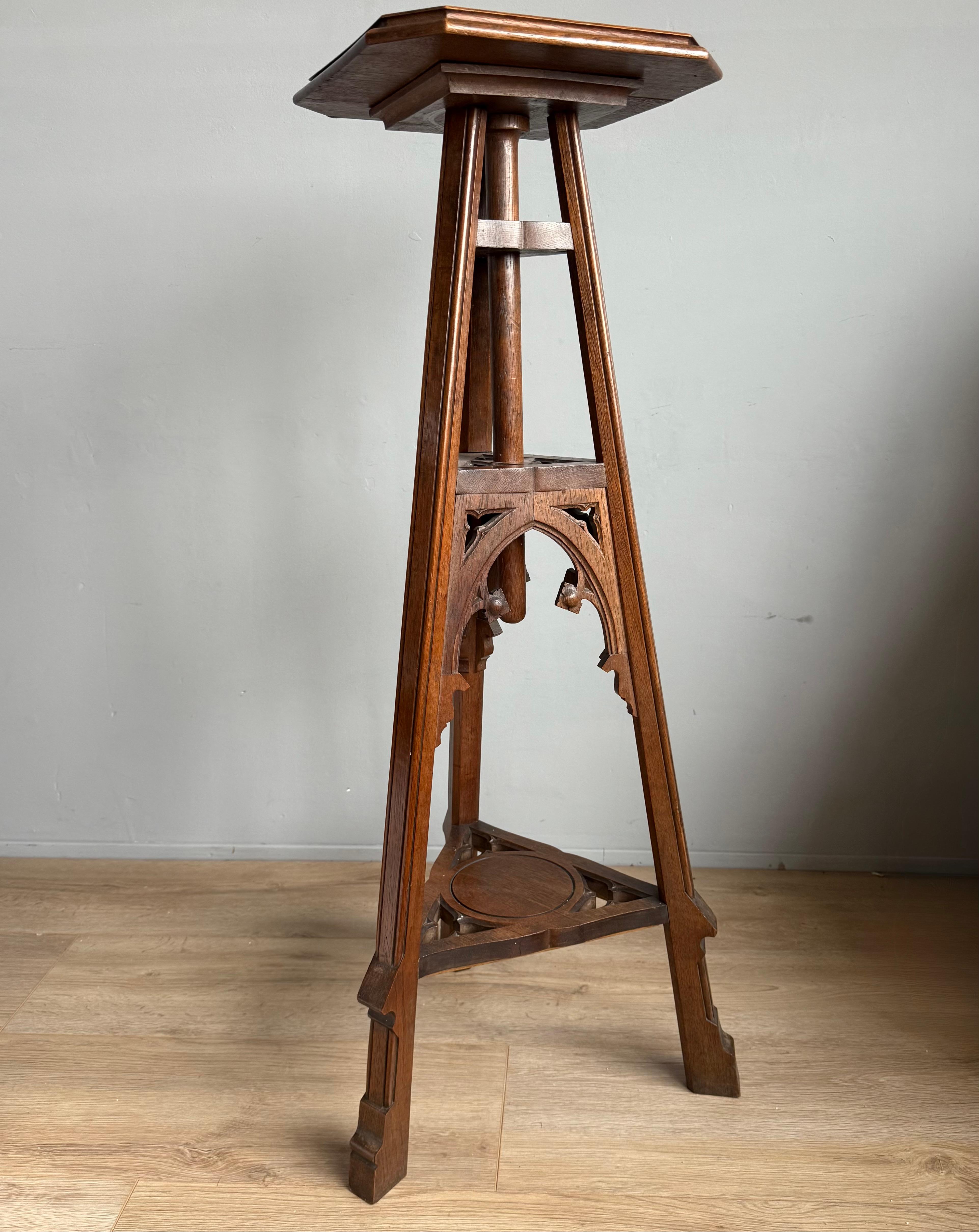 Soporte escultórico único de dos estantes de estilo gótico con una hermosa pátina.

Este impresionante atril gótico regulable data de hacia 1890. Encontrar esta antigüedad, rara y de gran tamaño, nos alegró el día, además, porque nunca antes