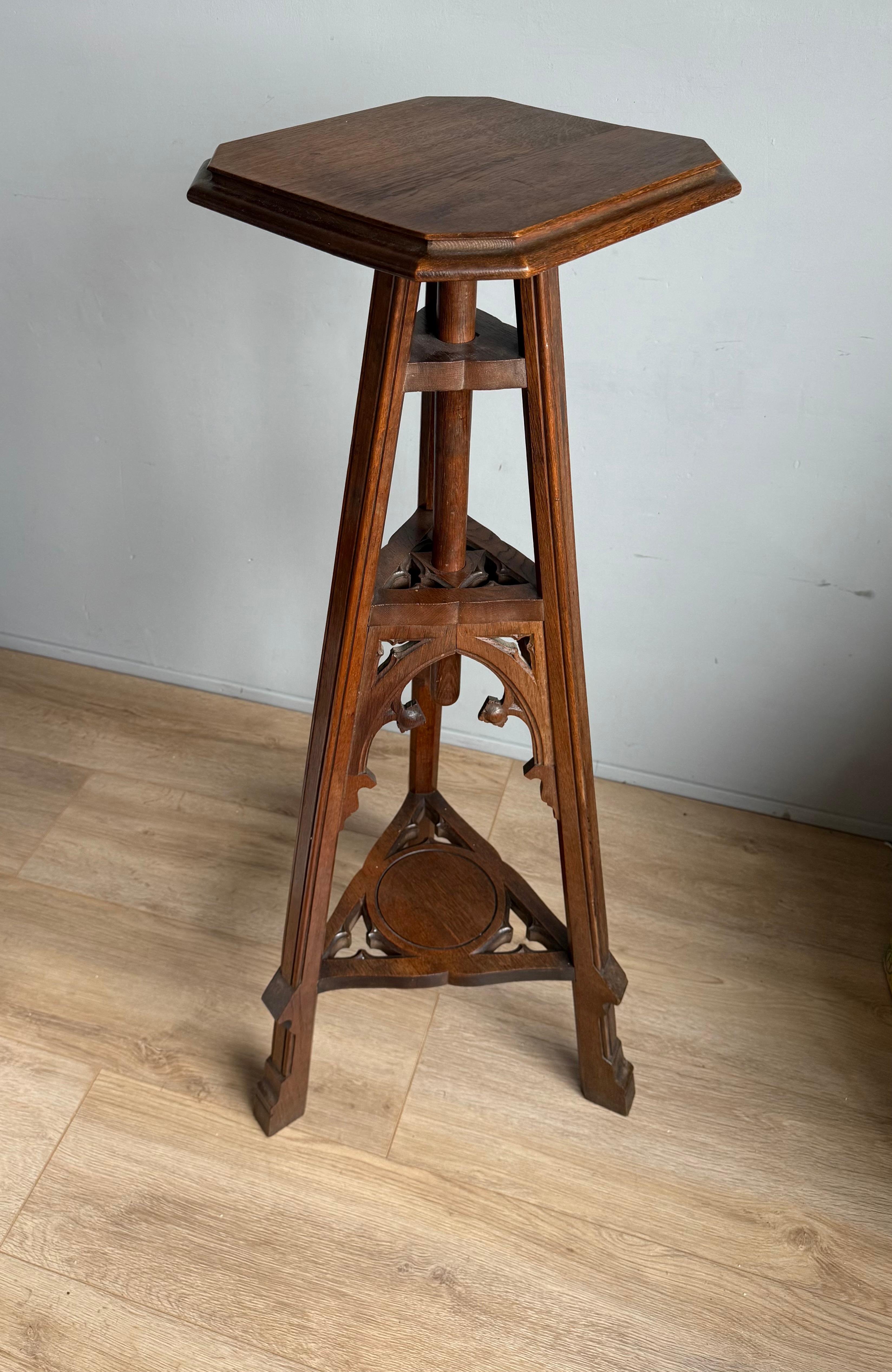 Antiguo caballete de iglesia de roble tallado, caballete de estudio o pedestal de renacimiento gótico Renacimiento gótico en venta