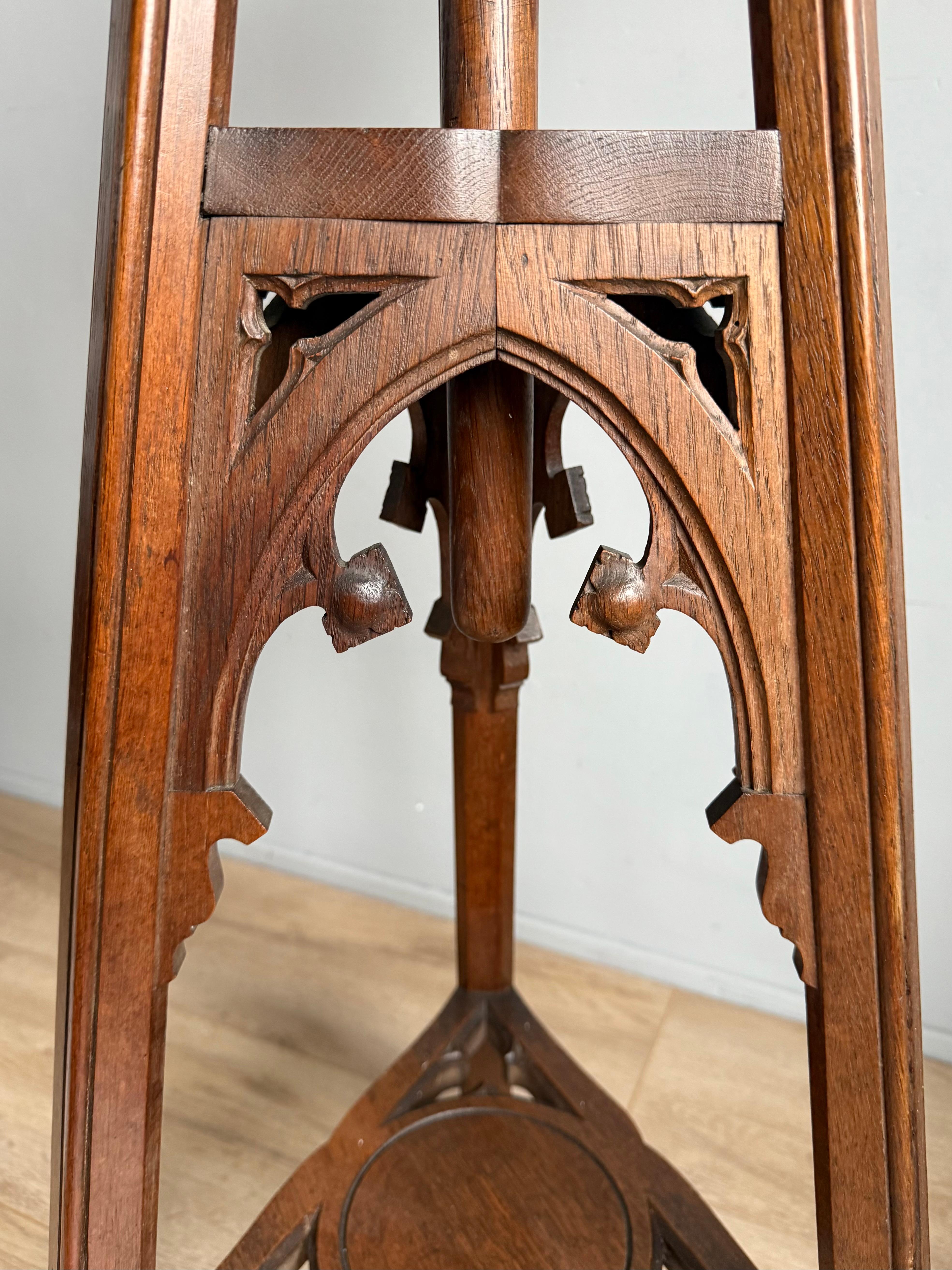 Antiguo caballete de iglesia de roble tallado, caballete de estudio o pedestal de renacimiento gótico Francés en venta