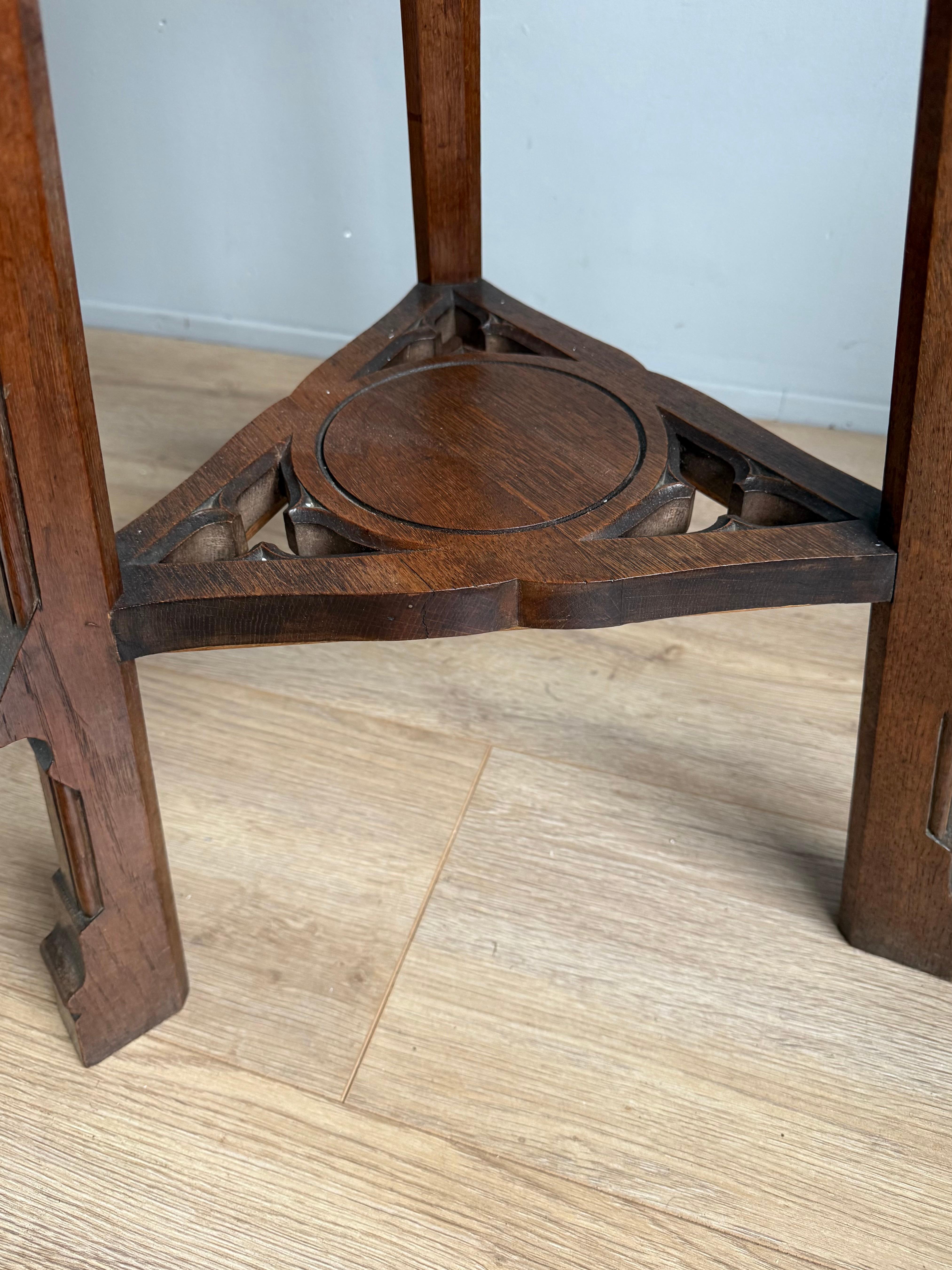 Antiguo caballete de iglesia de roble tallado, caballete de estudio o pedestal de renacimiento gótico Tallado a mano en venta