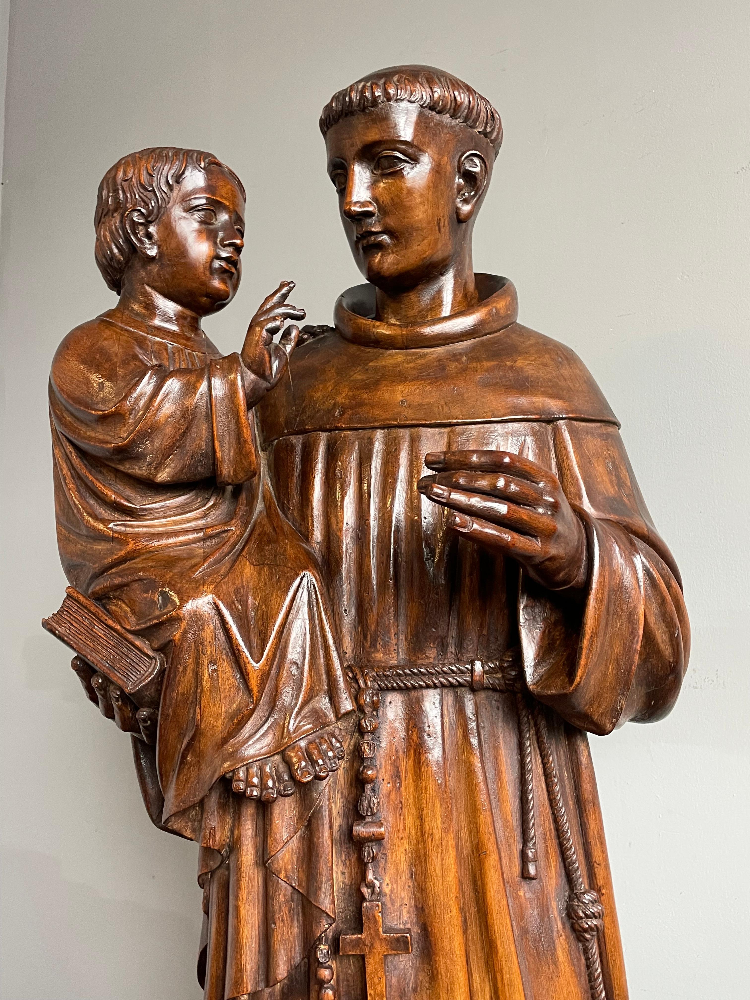 Antike und große handgeschnitzte Holzskulptur des Heiligen Antonius und des Kindes Jesus aus den 1880er Jahren (Neorenaissance) im Angebot