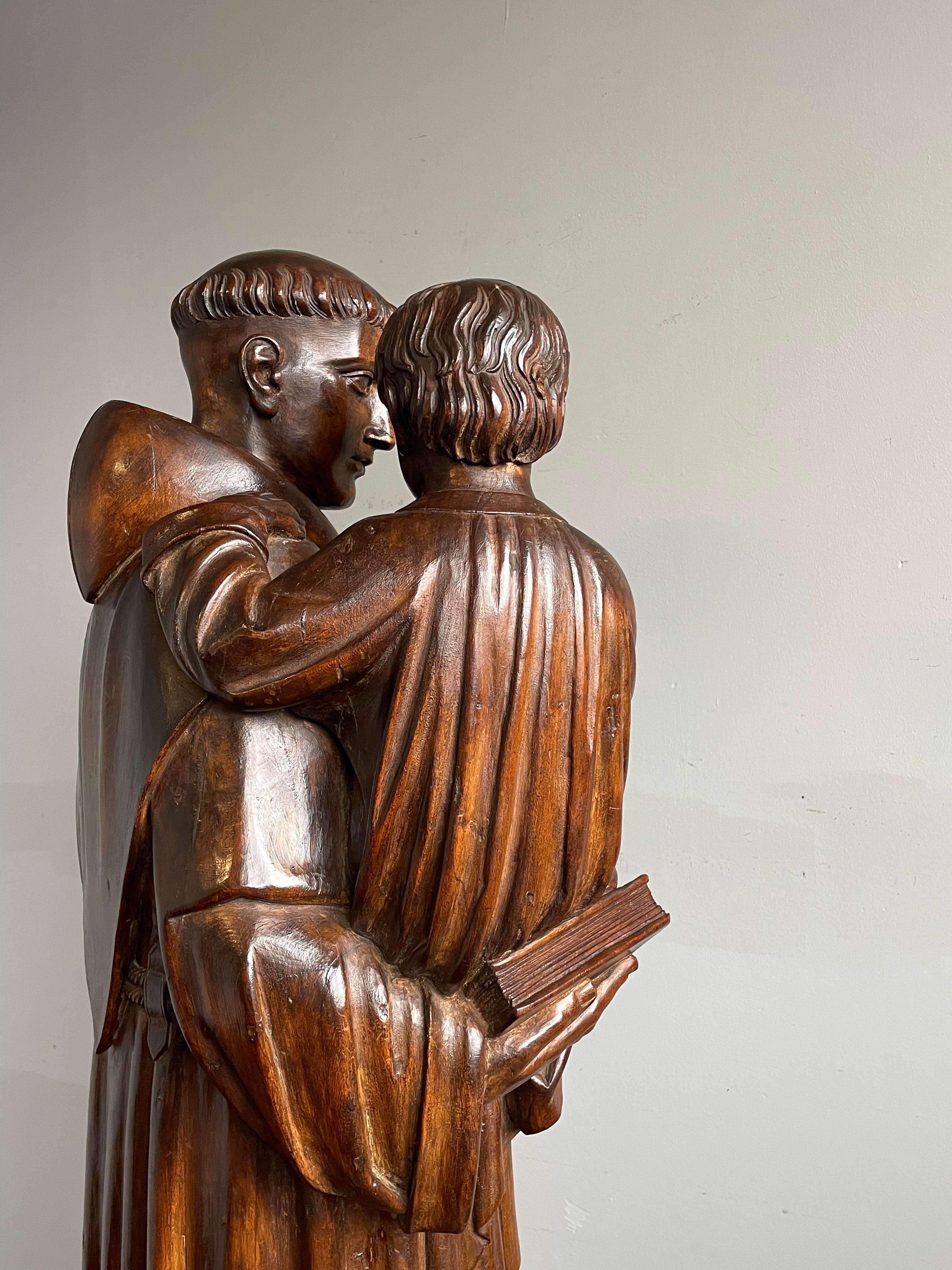 Antike und große handgeschnitzte Holzskulptur des Heiligen Antonius und des Kindes Jesus aus den 1880er Jahren (Handgeschnitzt) im Angebot