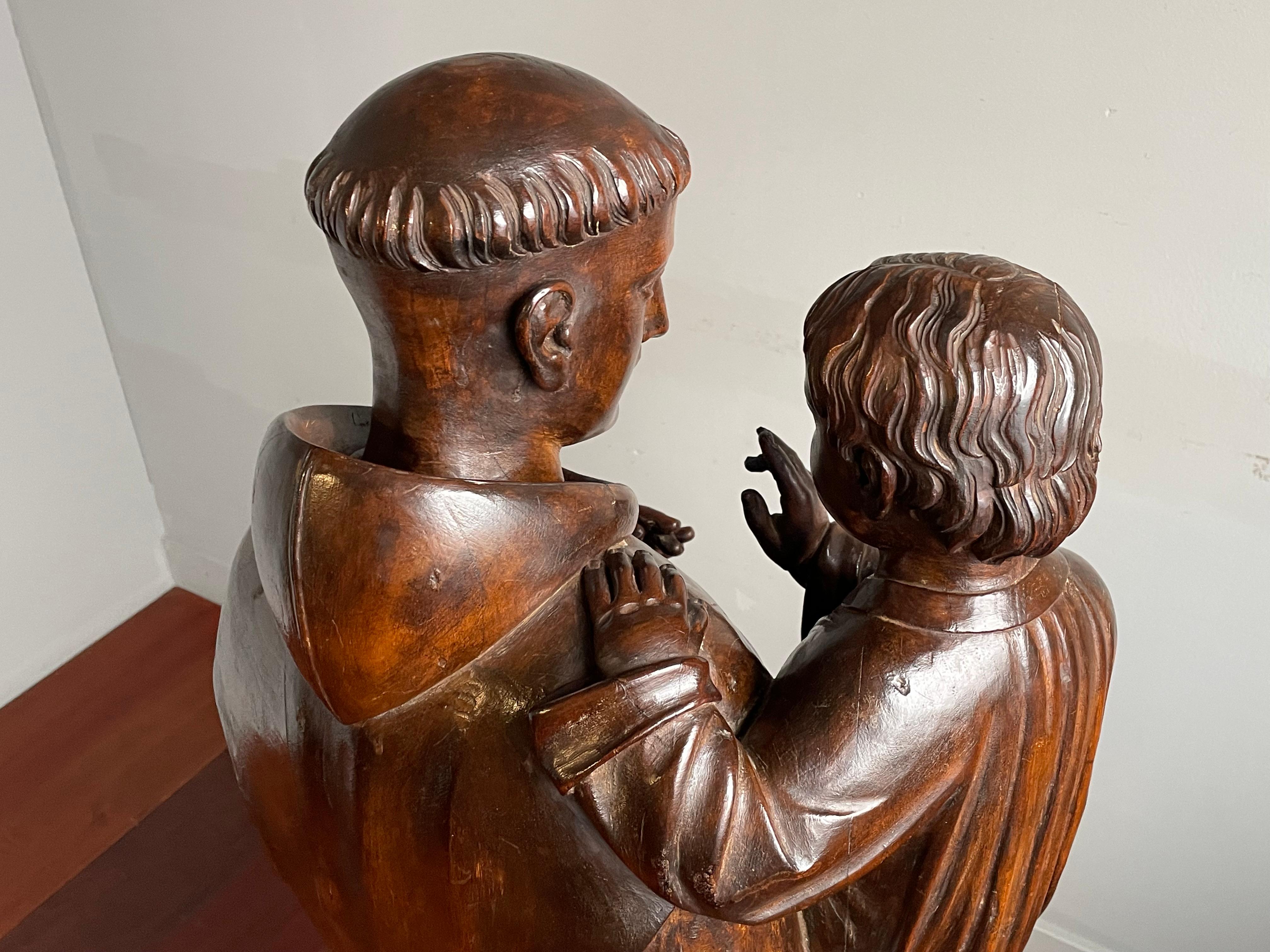 Sculpté à la main Ancienne et grande sculpture en bois sculptée à la main Saint Antoine et enfant Jésus, années 1880 en vente