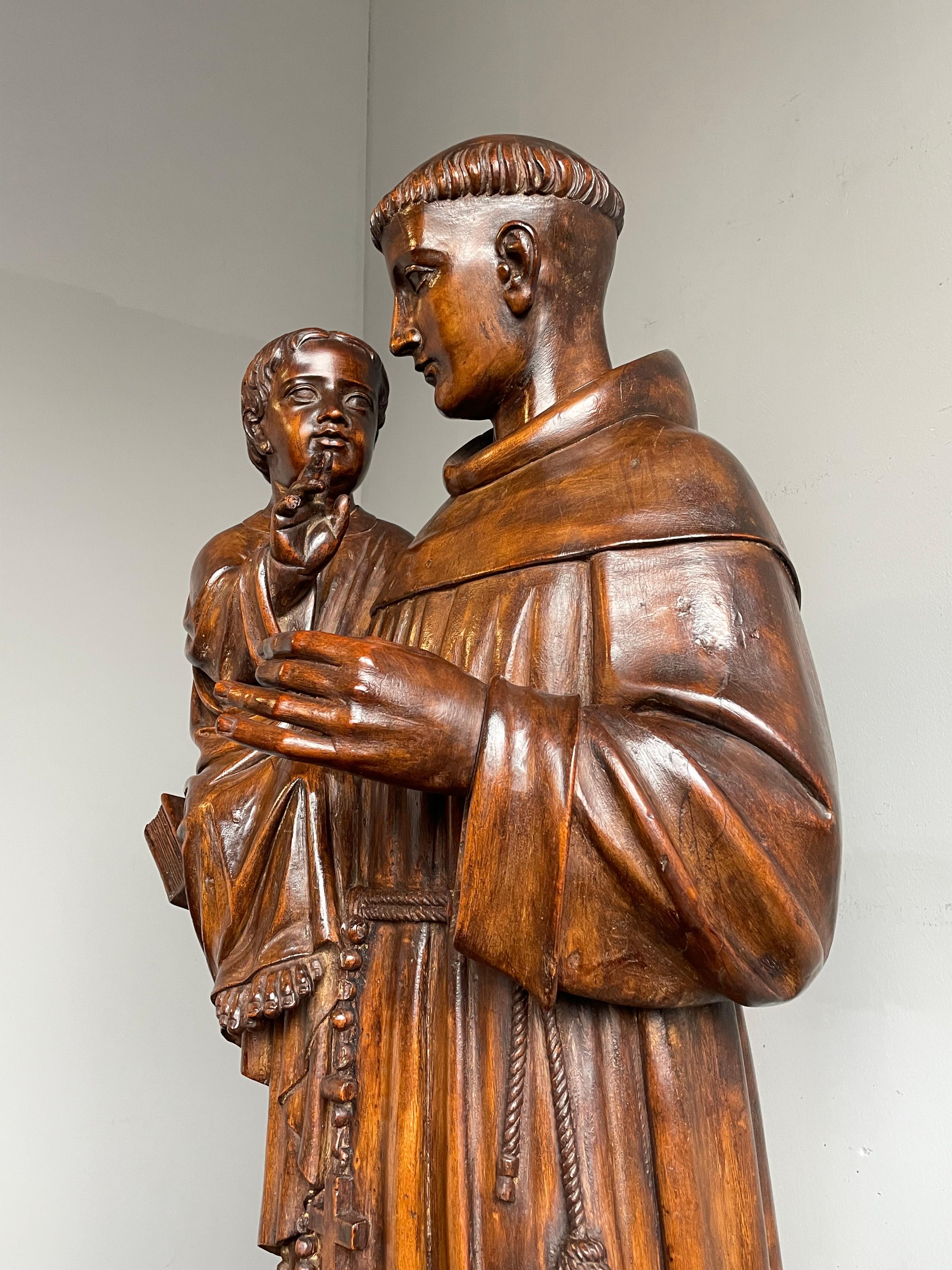 Antike und große handgeschnitzte Holzskulptur des Heiligen Antonius und des Kindes Jesus aus den 1880er Jahren im Angebot 2