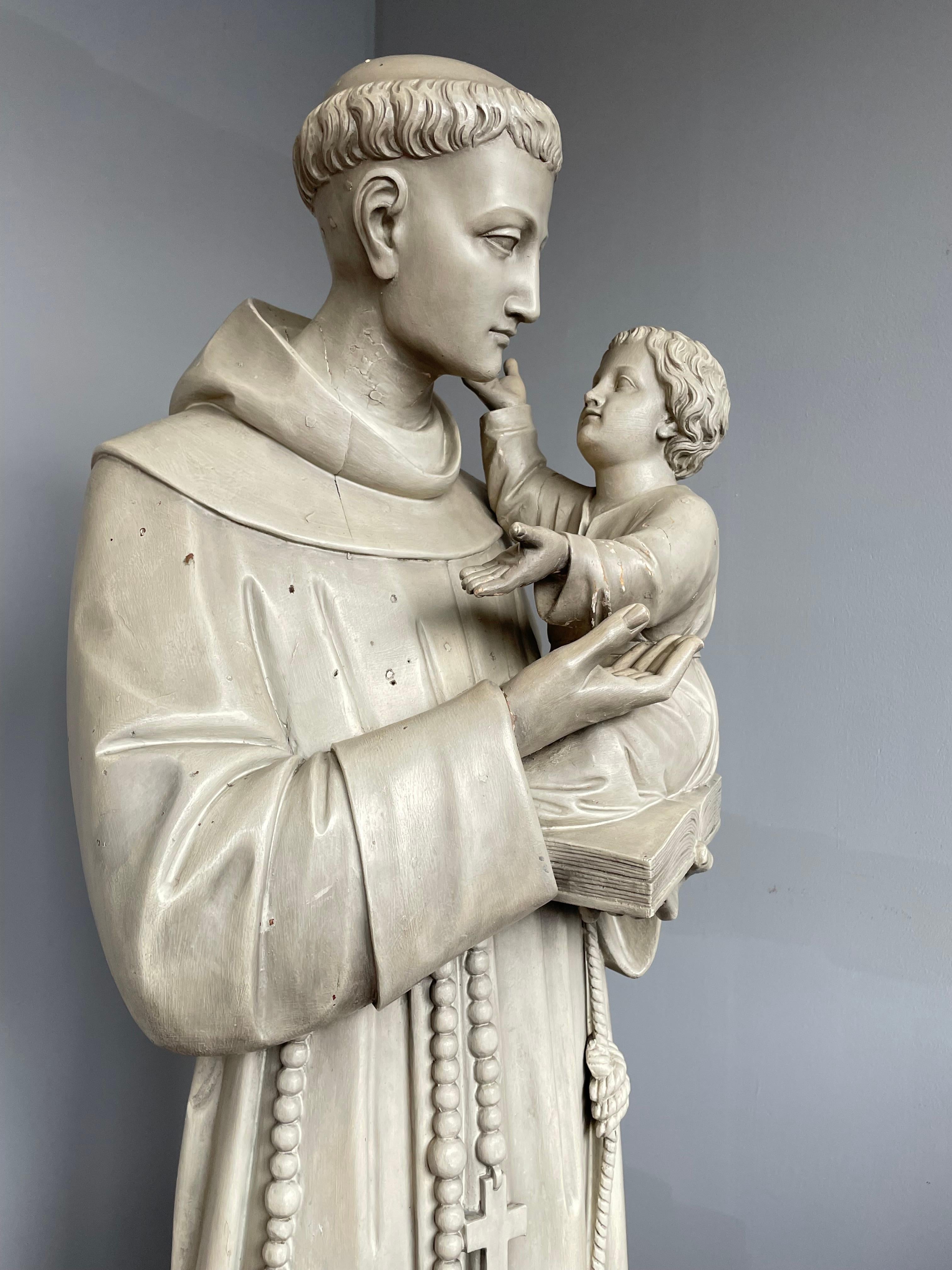 Statue sculptée de qualité supérieure de saint Antoine tenant l'enfant Jésus dans ses bras.

Cette rare statue en bois de Saint Antoine et de l'enfant Jésus est en très bon état. Cette œuvre d'art religieux est entièrement sculptée à la main dans du