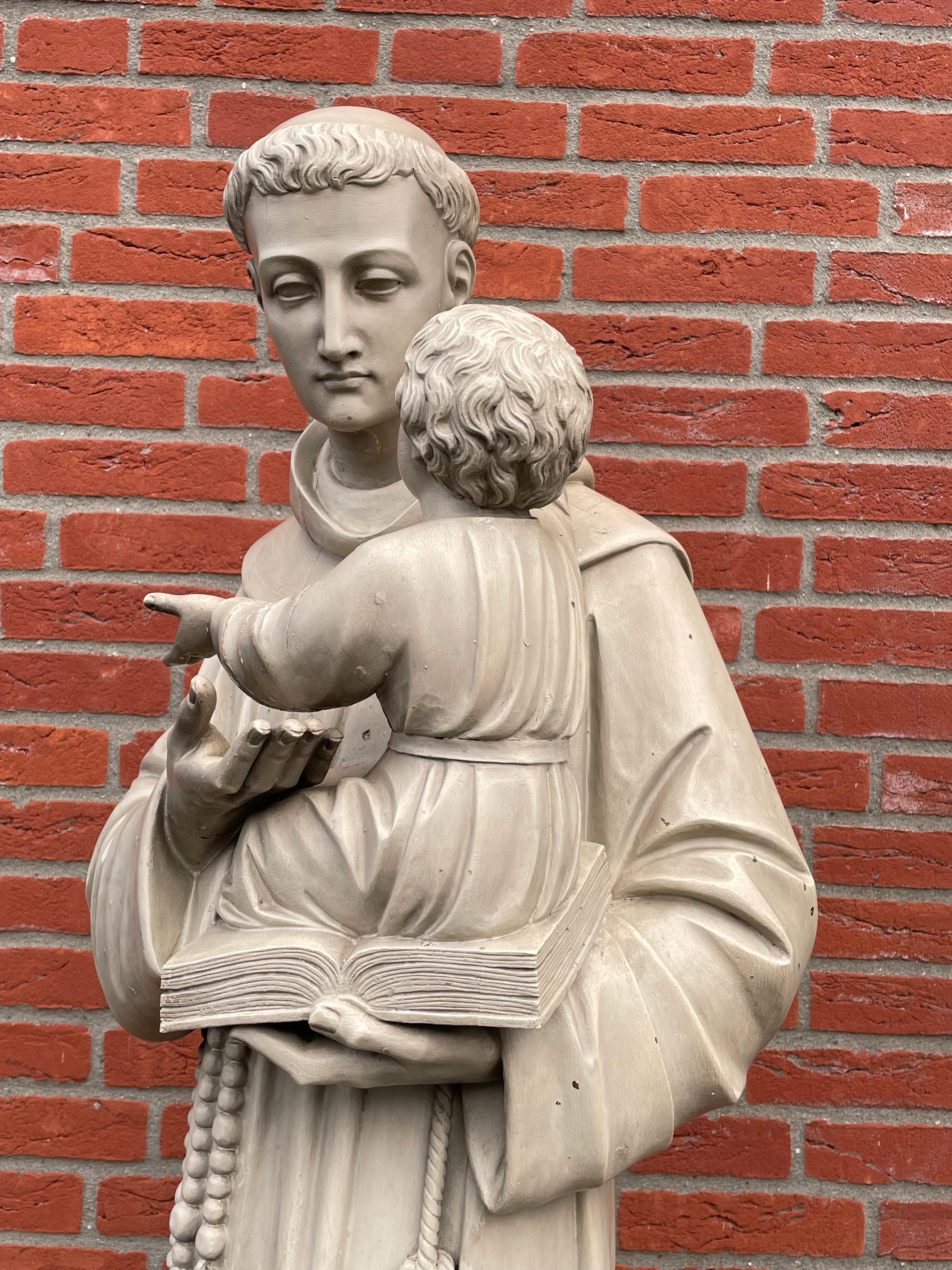 Ancienne et grande statue/sculpture en bois sculptée à la main de Saint Antoine de Padoue Bon état - En vente à Lisse, NL