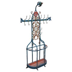 Ancien et grand porte-manteaux de salle en fer forgé de style néo-gothique avec porte-parapluies