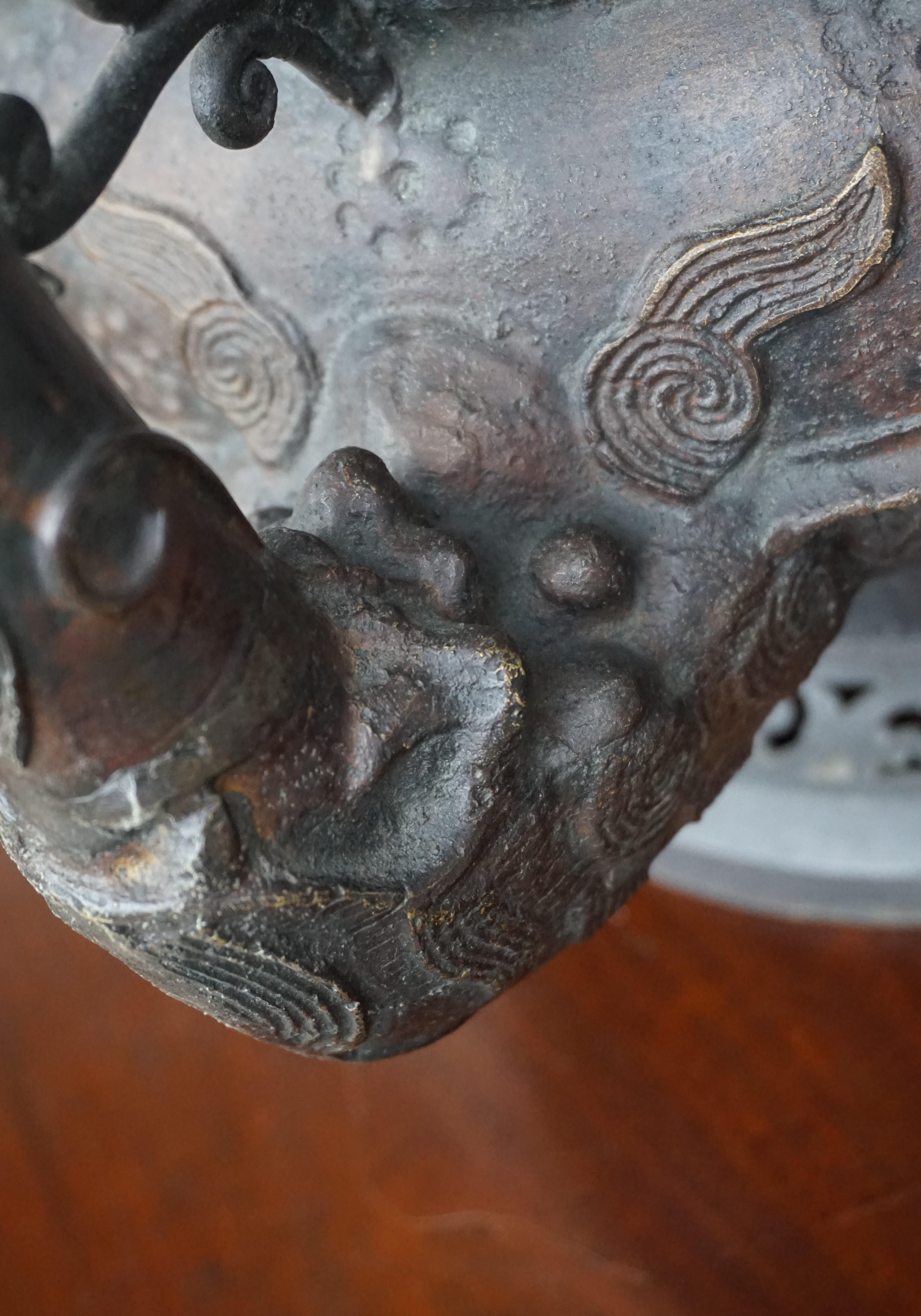 La plus grande et la plus ancienne bouilloire rituelle malaise en bronze de Brunei. Sculptures d'animaux en vente 8