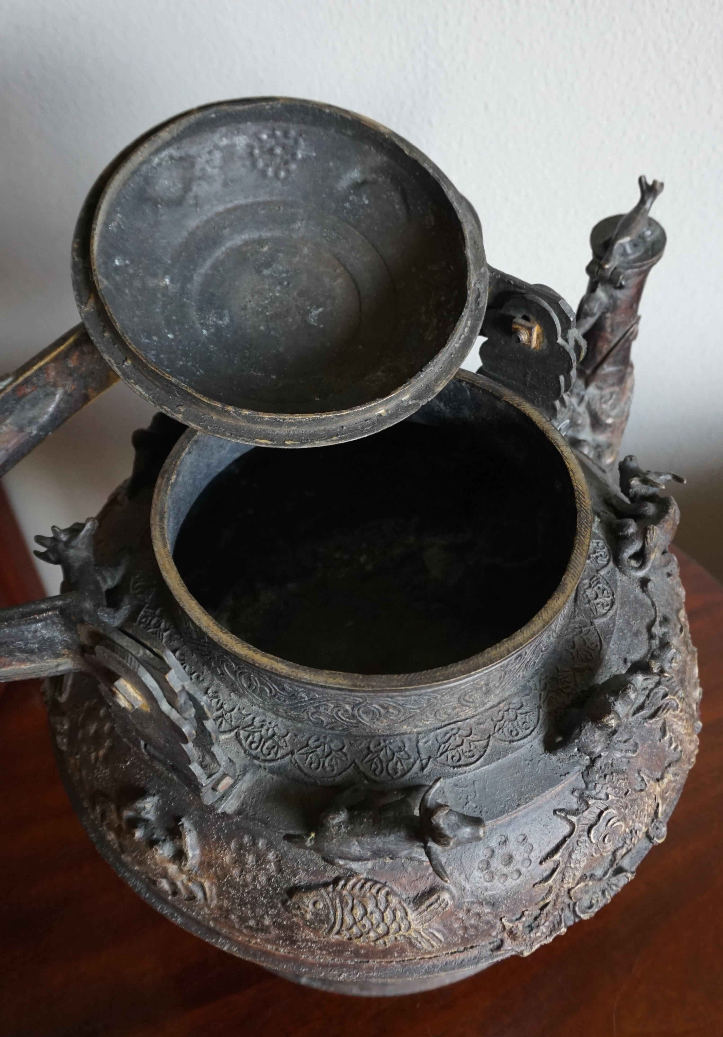 Antique and Largest Ever Malay Brunei Ritual Bronze Kettle w. Animal Sculptures In Excellent Condition For Sale In Lisse, NL