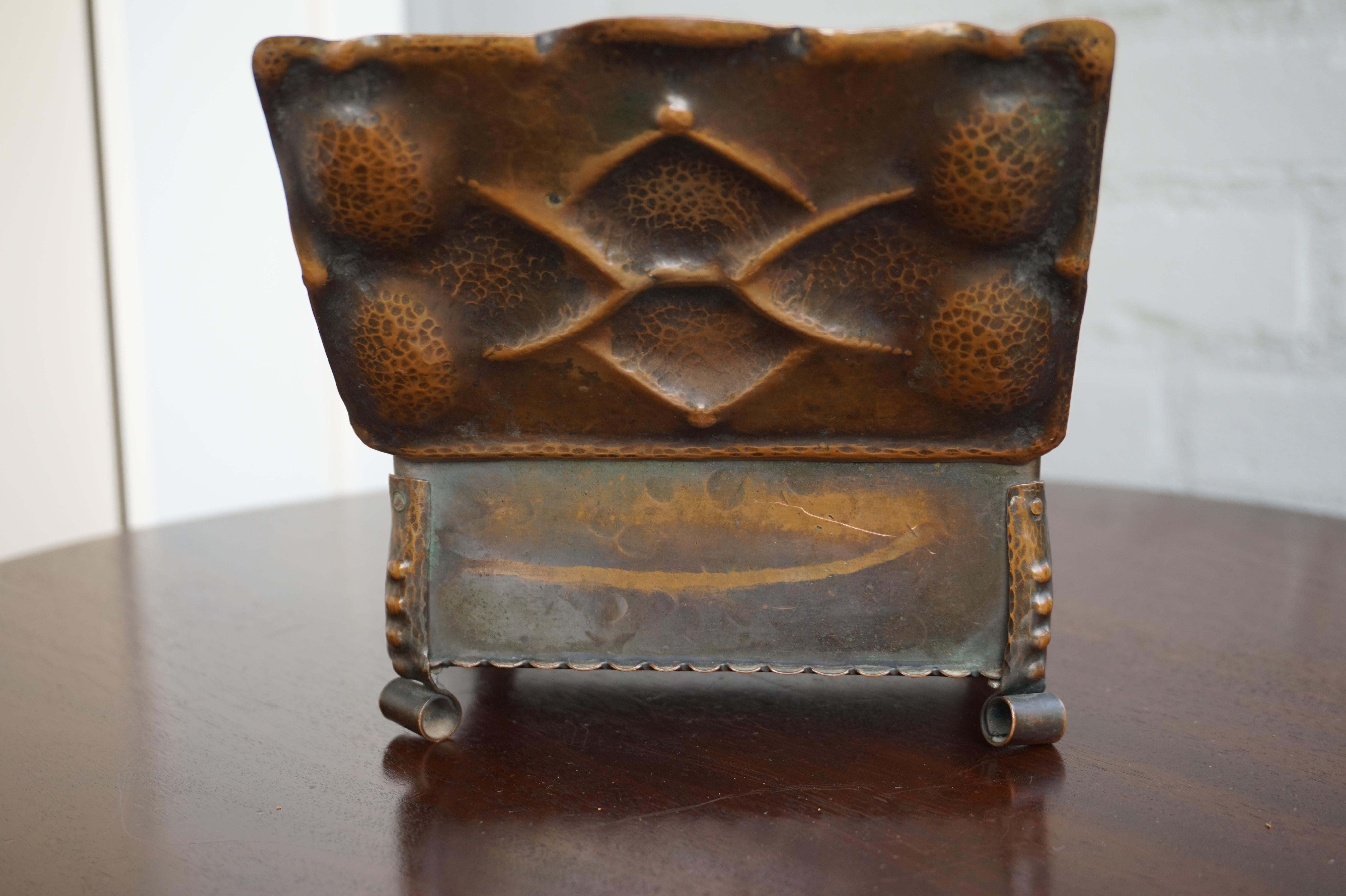 Antique and Museum Quality Hand-Hammered and Embossed Copper Arts & Crafts Box For Sale 2