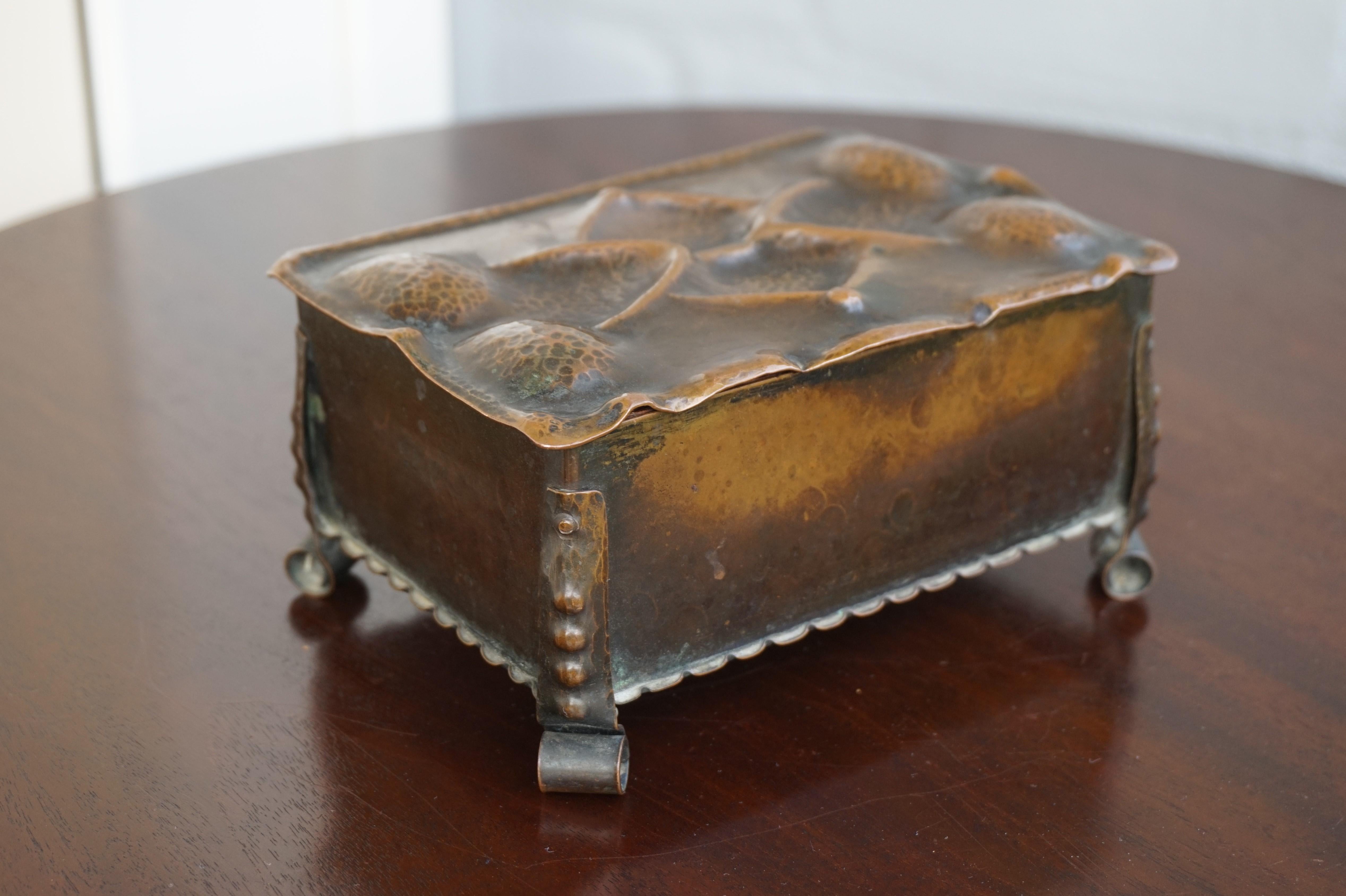 Antique and Museum Quality Hand-Hammered and Embossed Copper Arts & Crafts Box For Sale 4