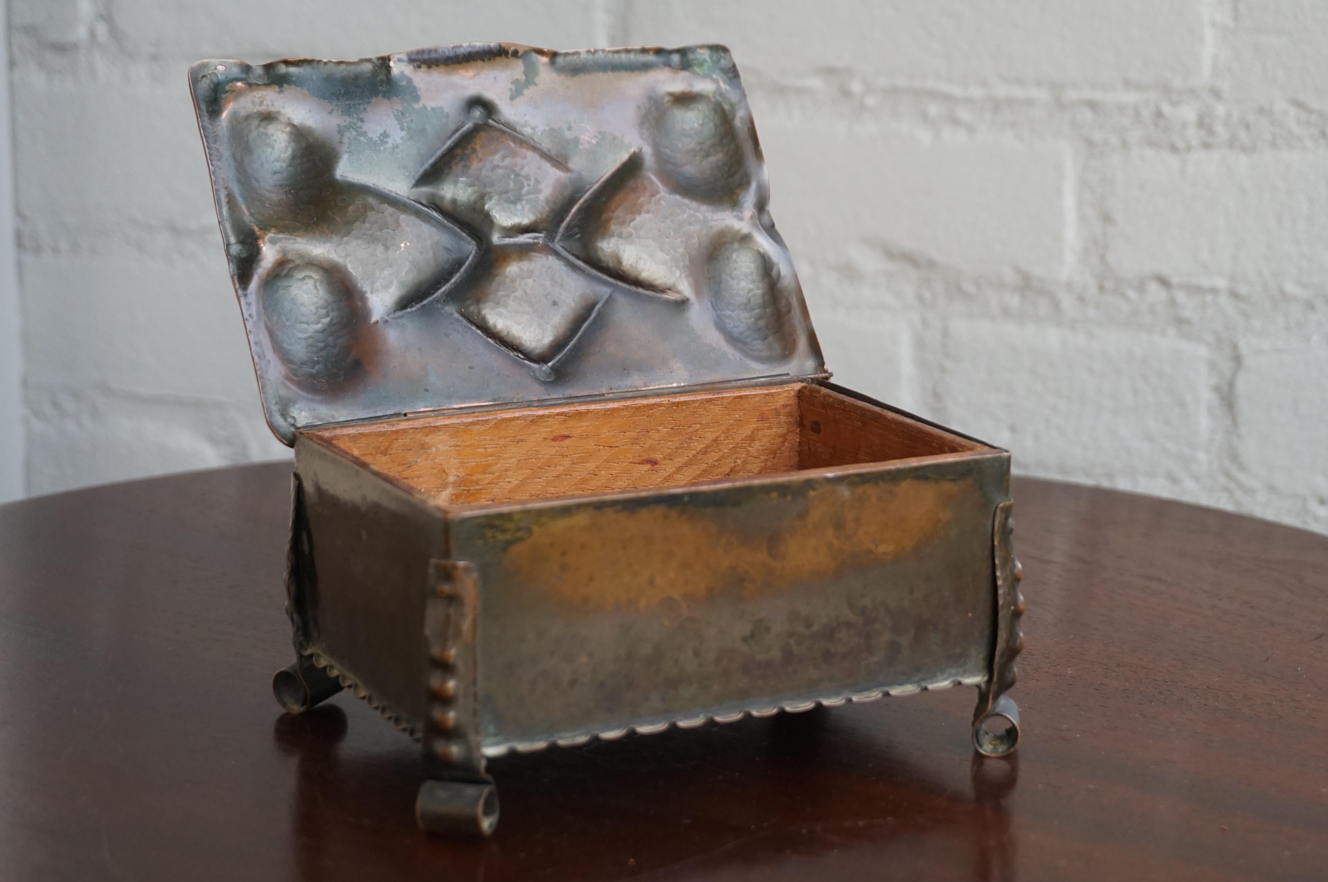 Arts and Crafts Antique and Museum Quality Hand-Hammered and Embossed Copper Arts & Crafts Box For Sale