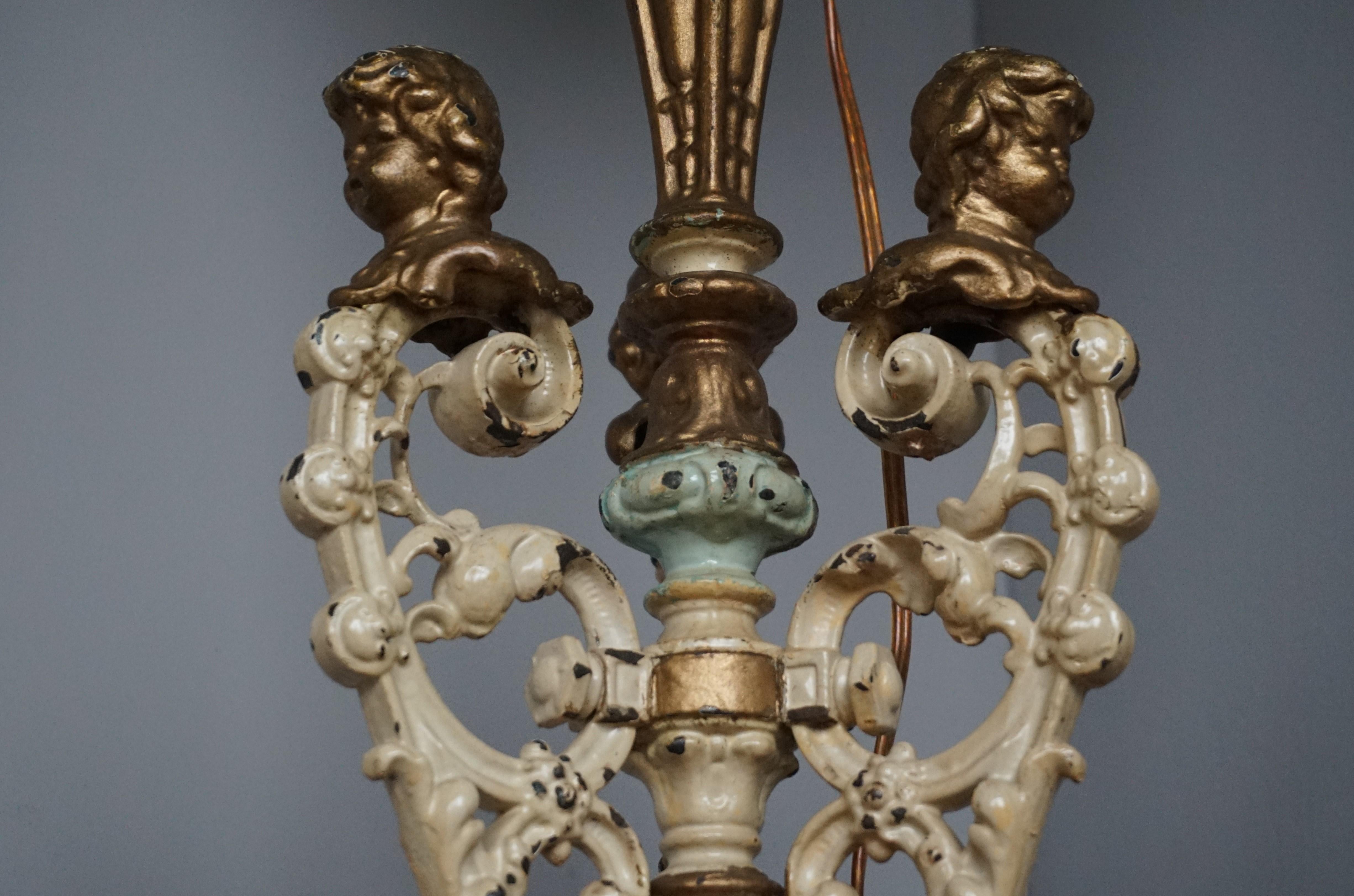 Lampadaire néo-baroque en fonte antique et peinte avec Sculpture de buste de putti en vente 2