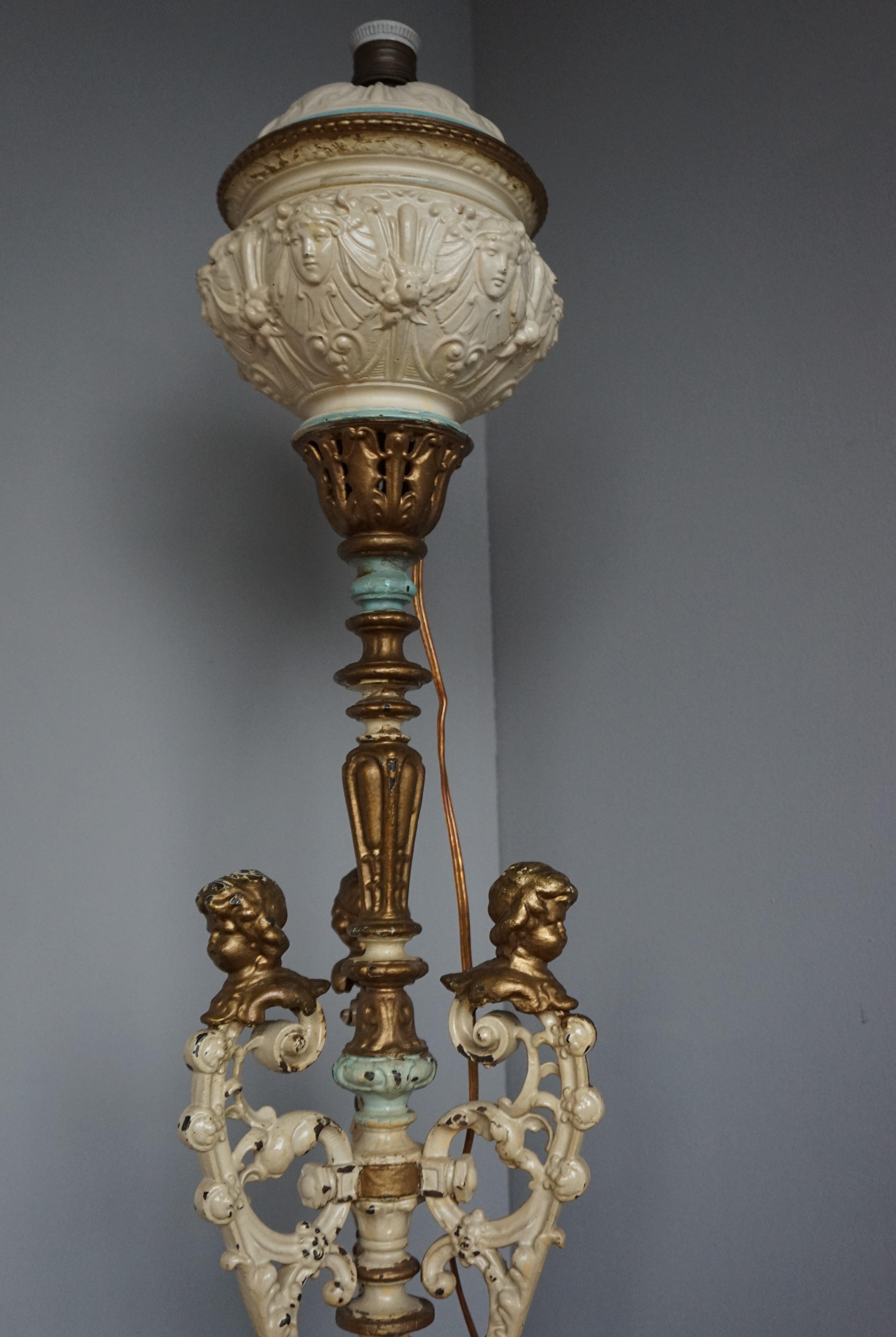Lampadaire néo-baroque en fonte antique et peinte avec Sculpture de buste de putti en vente 4