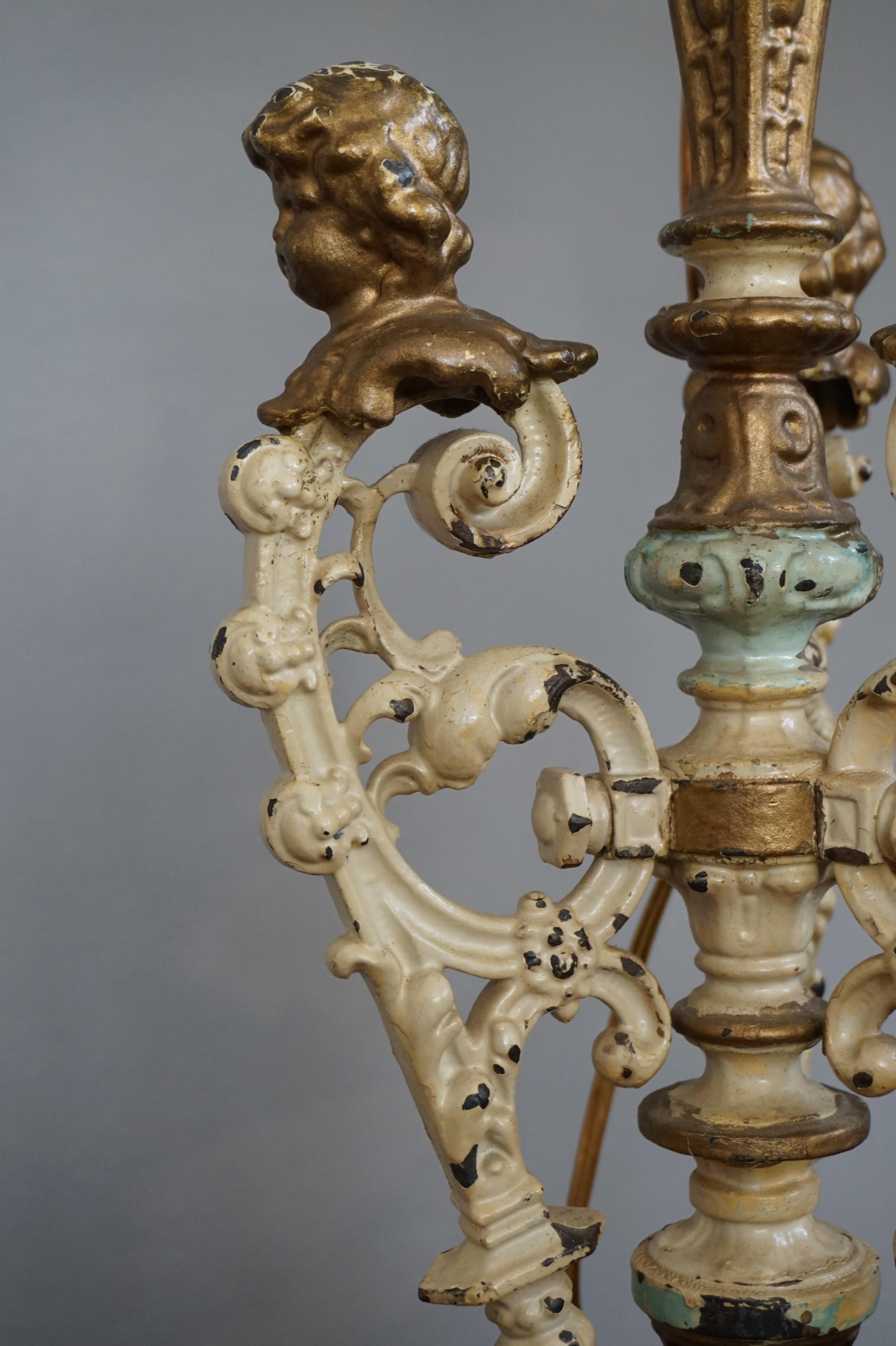 Antique and Painted Cast Iron Baroque Revival Floor Lamp w. Putti Bust Sculpture In Good Condition For Sale In Lisse, NL