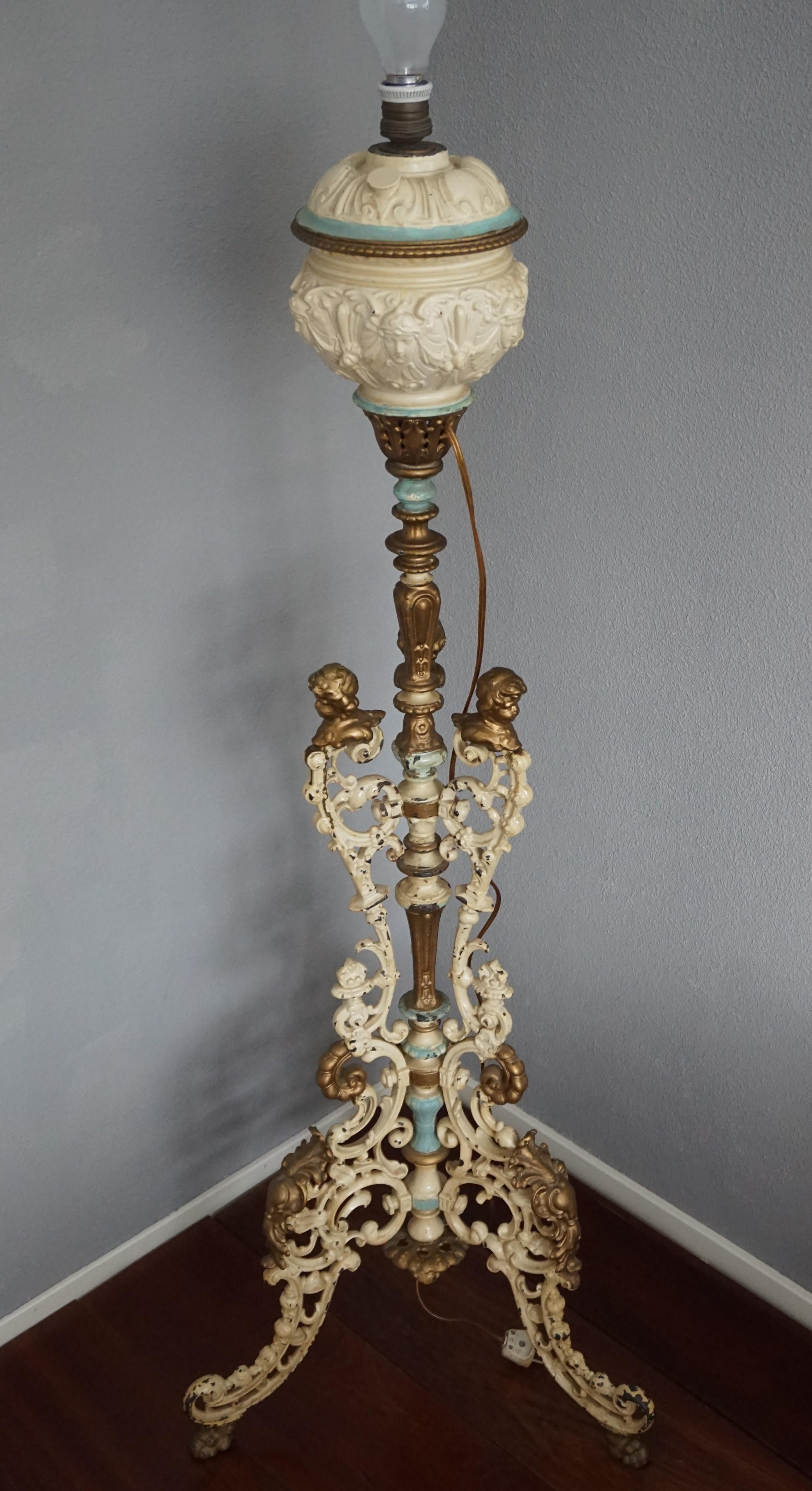 Rare et très décoratif, lampadaire artisanal (ancienne lampe à huile).

Si vous avez un appétit pour les antiquités rares, ornées et hautement décoratives, alors ce rare lampadaire pourrait bientôt orner votre maison. Grâce à sa base trépied assez