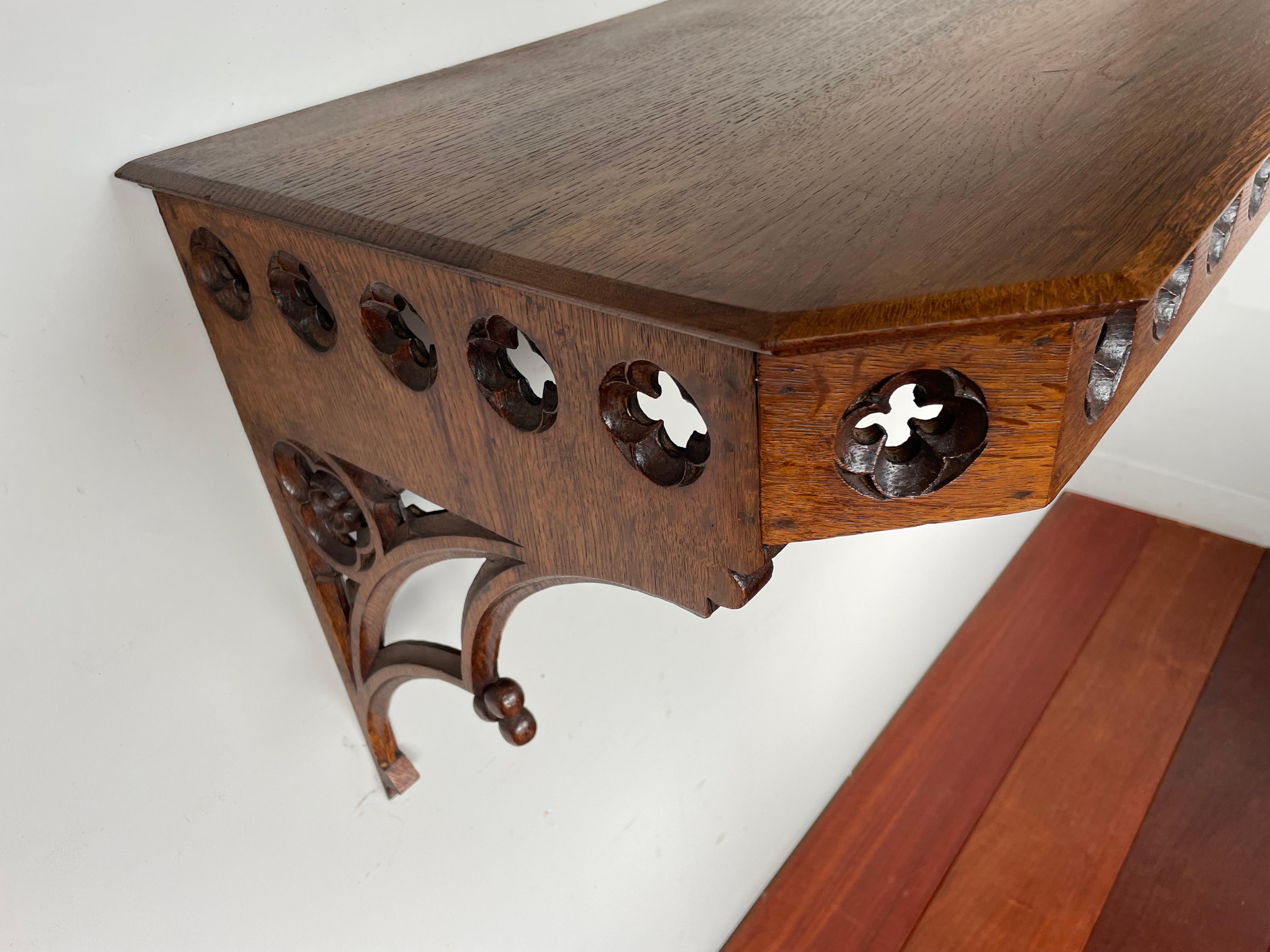 Antike und hochwertige handgeschnitzte gotische Kirchen-Wandhalterung oder Regal/Tisch aus Eiche (Holz) im Angebot