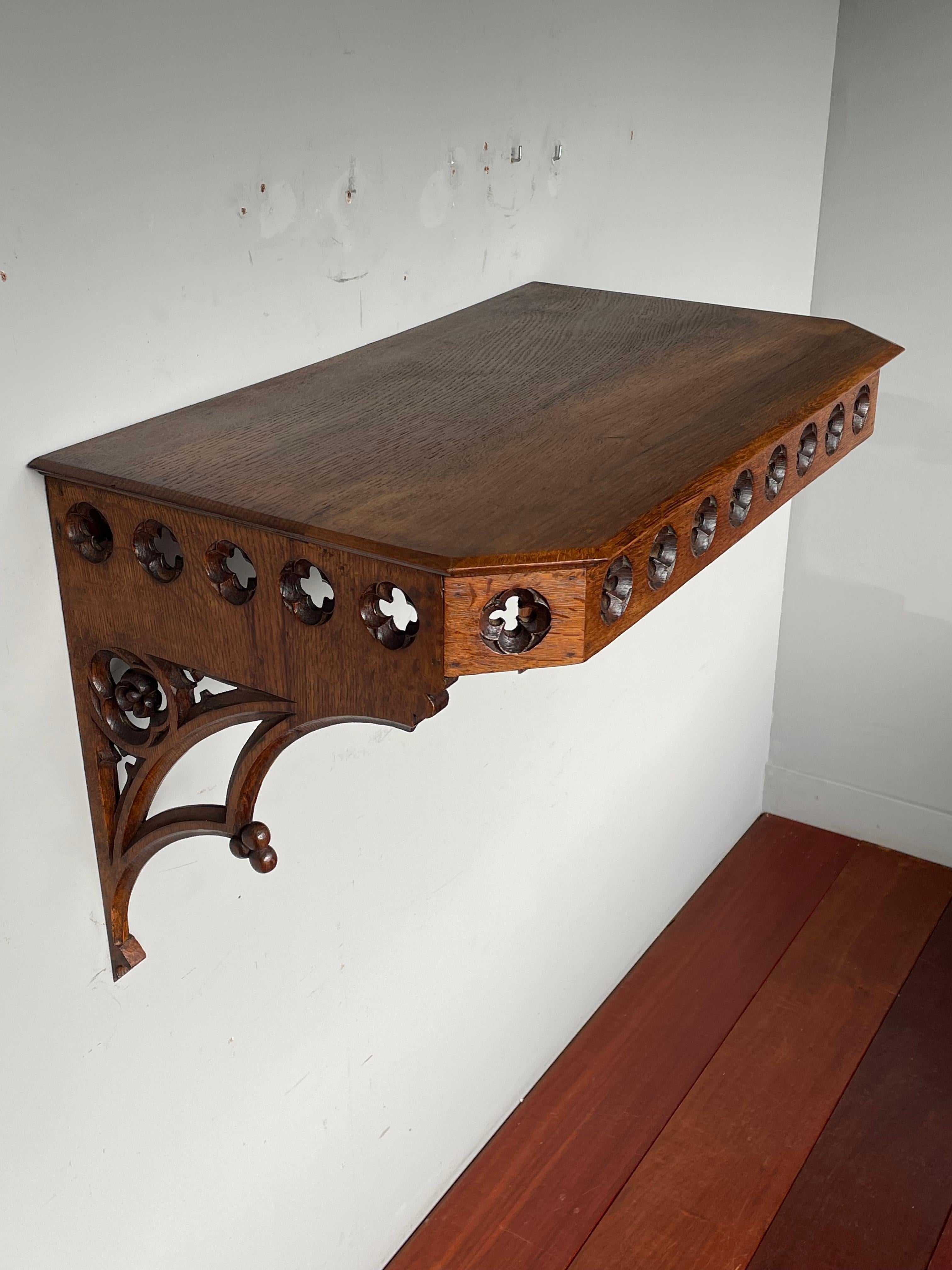Wonderful and superbly hand carved, 19th century Gothic Revival bracket / side table.

This all handcrafted, Gothic Revival wall bracket has the ideal size and shape to be used as a large bracket or as a small sidetable on your wall. Design-wise