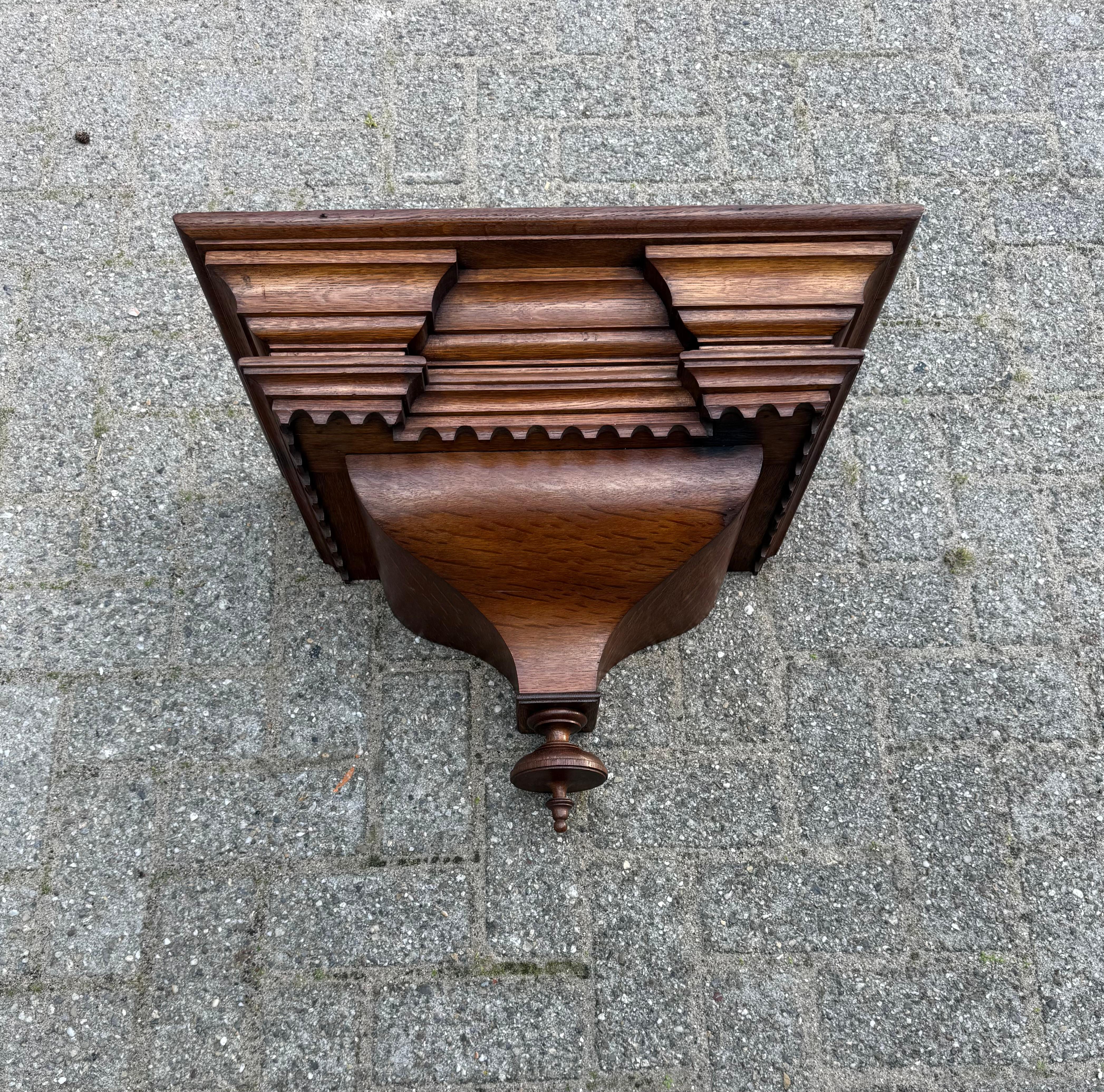 Neorenaissance-Wandkonsole aus Eiche des 19. Jahrhunderts mit furnierter, geschwungener Platte.

Dieser wunderbare und perfekt handgeschnitzte Wandhalter aus der Neorenaissance hat eine beeindruckende Form und eine ebenso beeindruckende Patina.