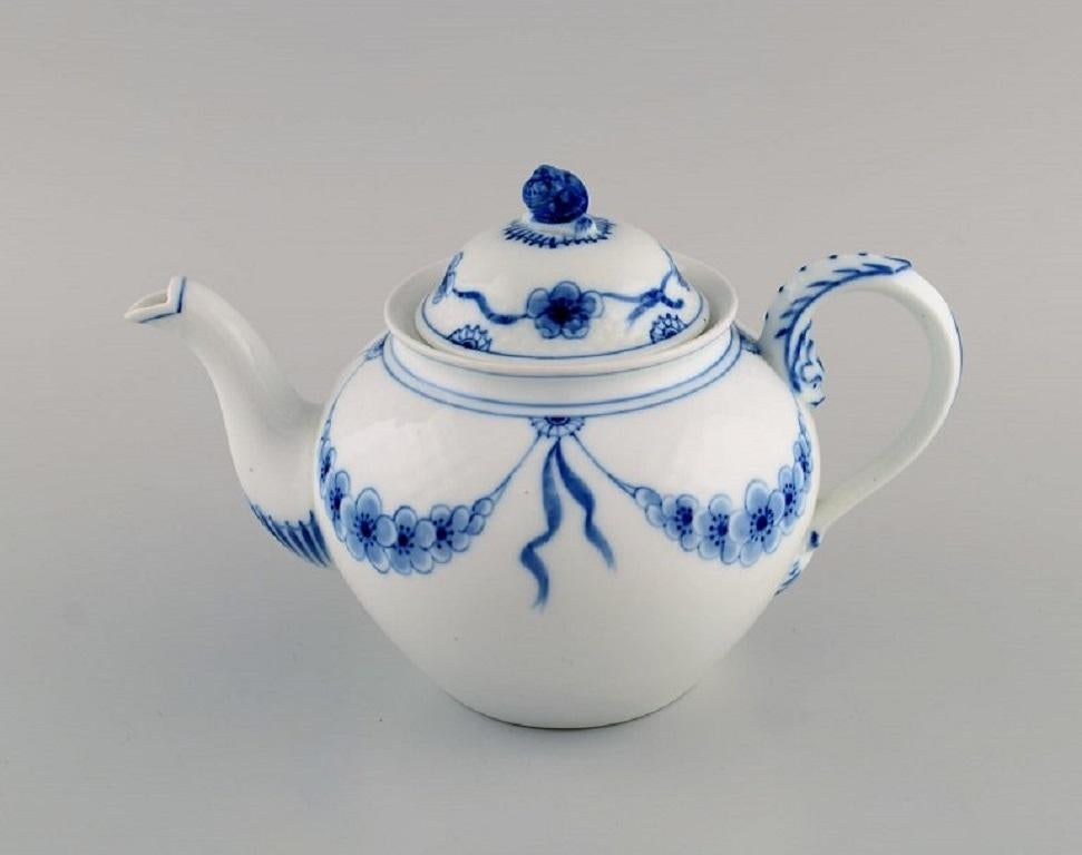 Antique and rare Bing & Grøndahl empire teapot in hand-painted porcelain. 
Lid modelled with a snail shell. Late 19th century.
Measures: 23 x 14.5 cm.
In excellent condition.
Stamped.