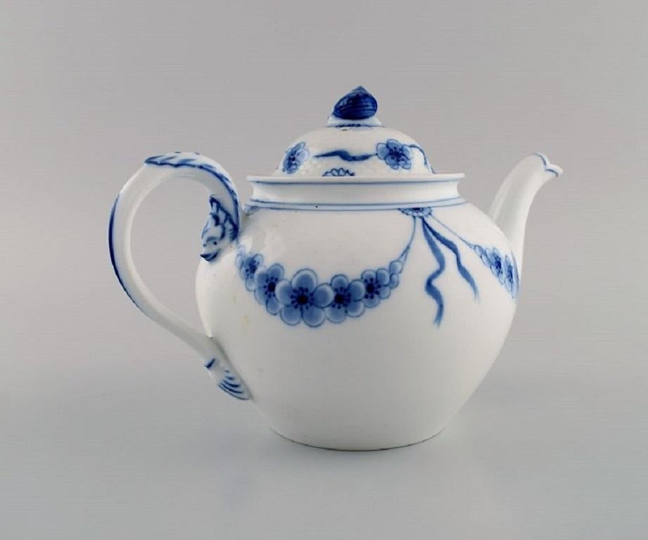 Antique and Rare Bing & Grøndahl Empire Teapot in Hand-Painted Porcelain In Excellent Condition In Copenhagen, DK