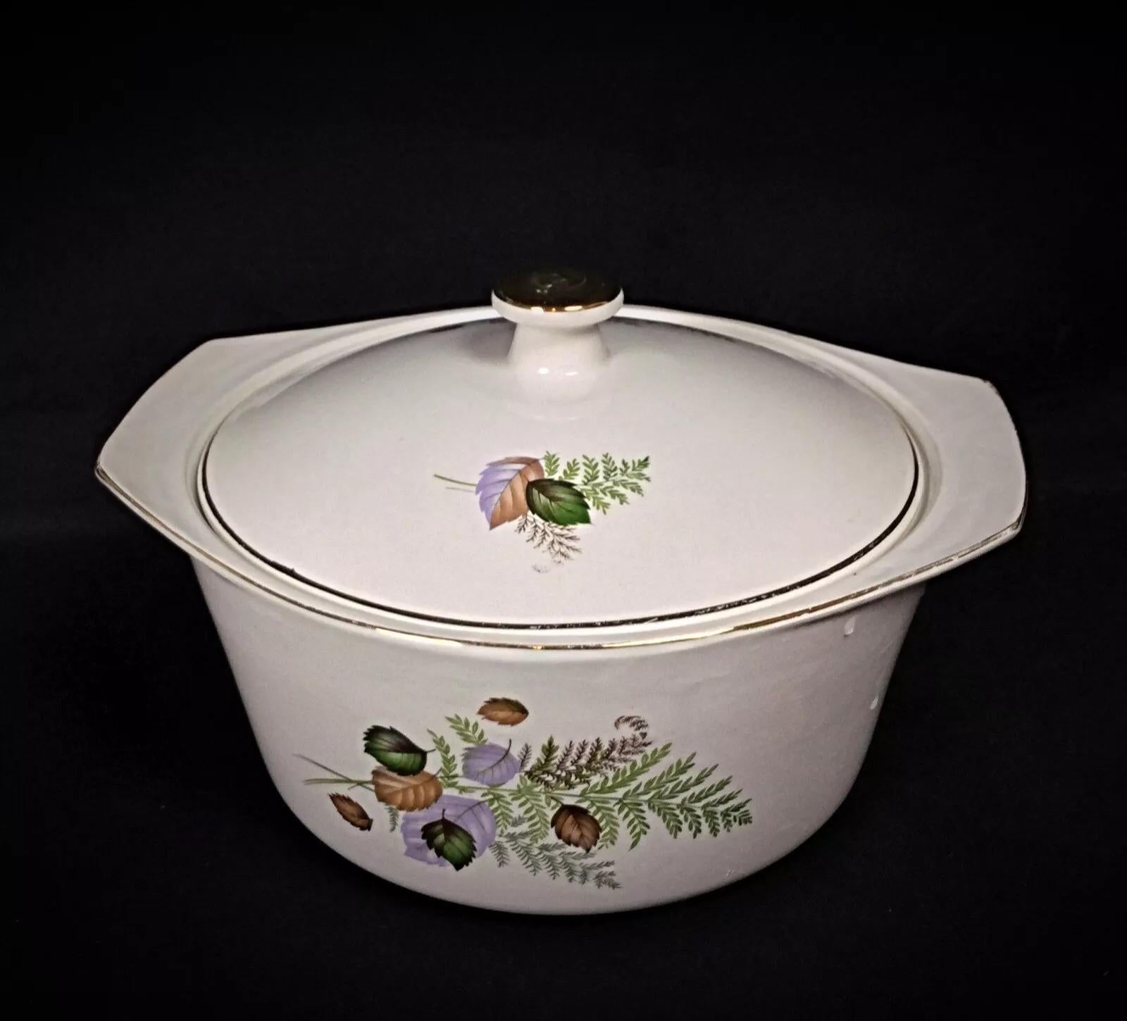 Cette antique et rare soupière en faïence florale de Digoin Sarreguemines est un bel exemple d'artisanat d'époque. Il présente un élégant design floral, ajoutant une touche de charme classique à votre collection de vaisselle. La soupière est en bon