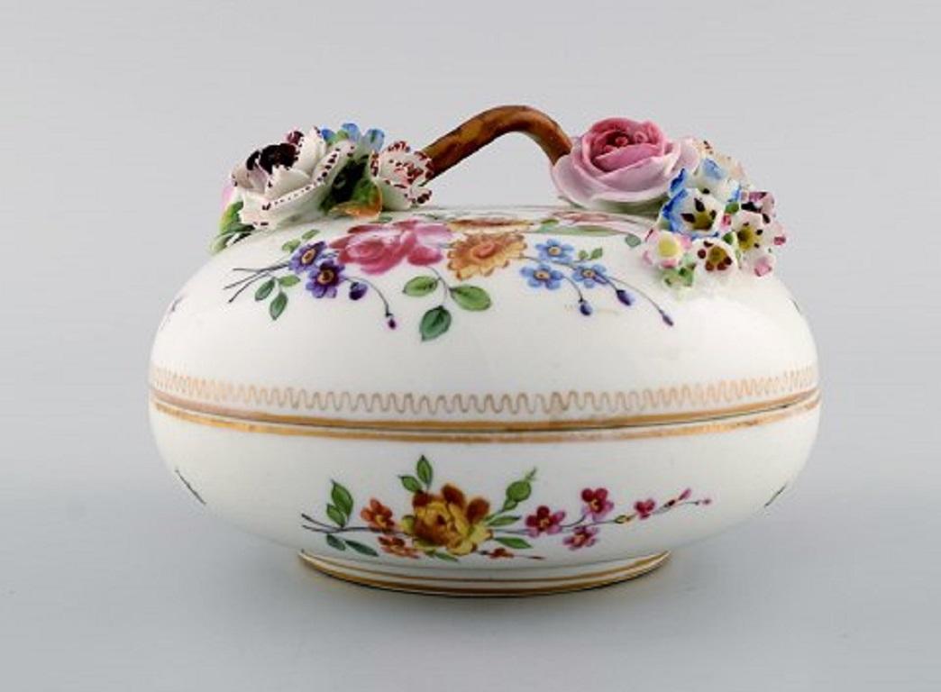 Antique and rare Meissen bonbonniere in hand painted porcelain with the moulded flowers, 19th century.
Measures: 13.5 x 8.5 cm.
In good condition with minimal chips in the moulded flowers.
Stamped.
1st factory quality.