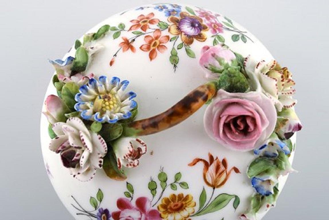 Antique and Rare Meissen Bonbonniere in Hand Painted Porcelain, 19th Century In Good Condition For Sale In Copenhagen, DK