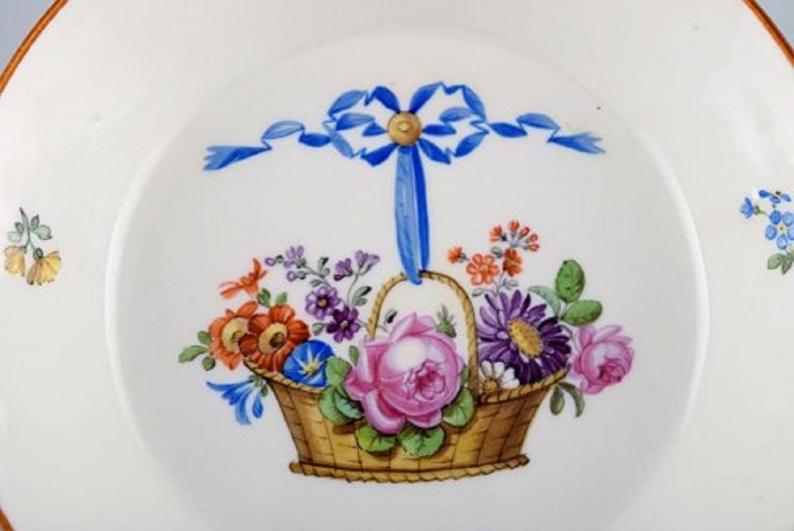 Antique and rare Meissen low bowl in hand painted porcelain with flower basket. Dated 1773-1814.
Measures: 13.5 x 3 cm.
In excellent condition.
Stamped. Marcolini period.
1st factory quality.